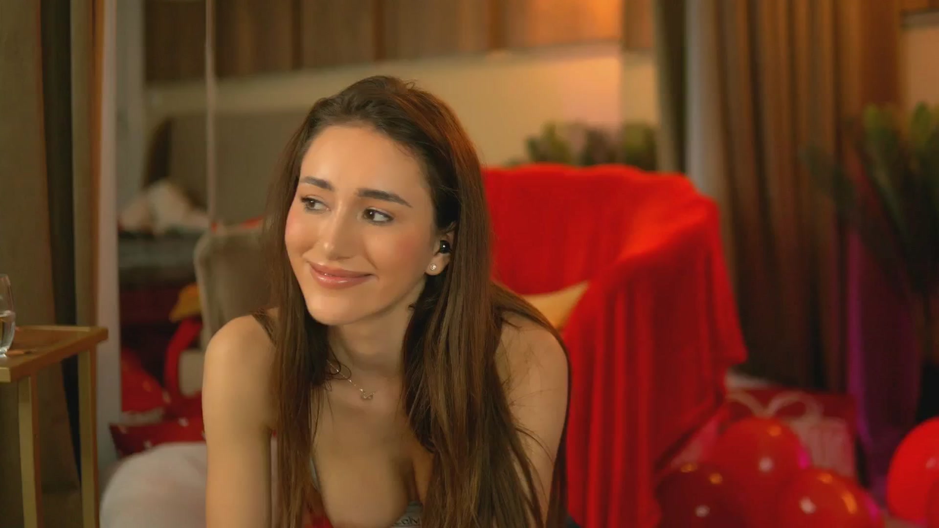 Gallery image thumbnail from EmilyRaymont's myfreecams stream on, 02/19/2025, 02:14 image 17 of 20