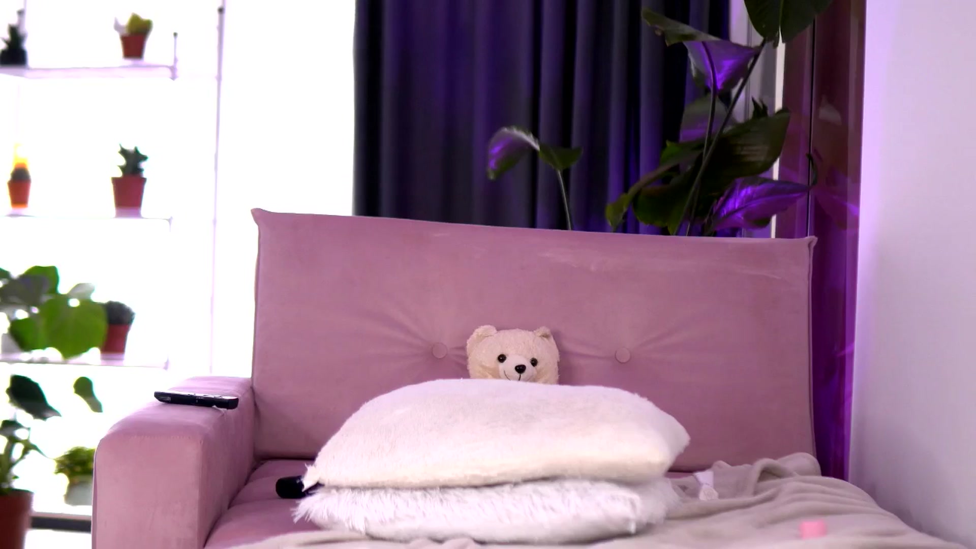 Gallery image thumbnail from EmilyRaymont's myfreecams stream on, 04/04/2025, 07:02 image 11 of 20