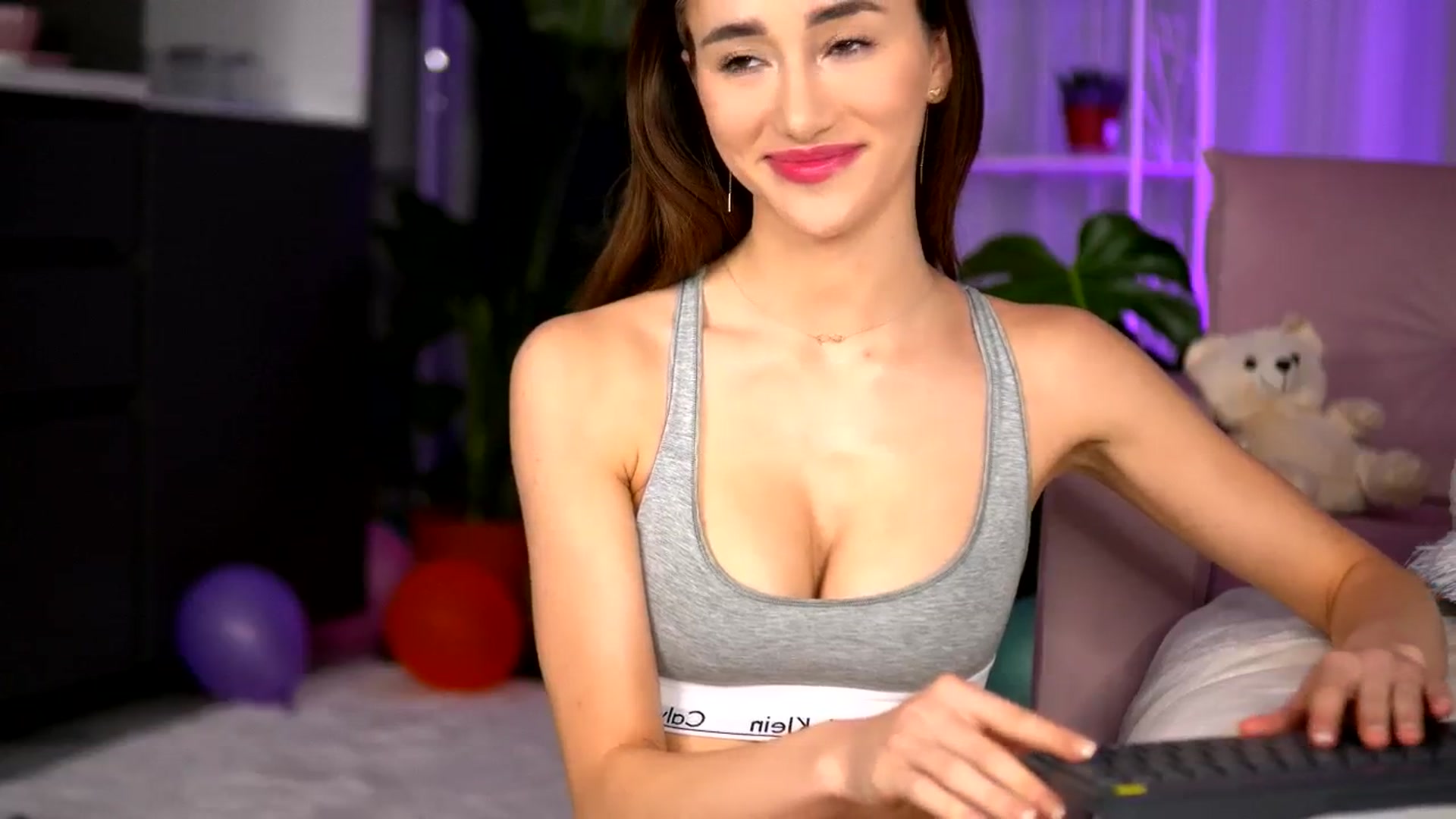 Gallery image thumbnail from EmilyRaymont's myfreecams stream on, 05/28/2025, 23:33 image 7 of 20
