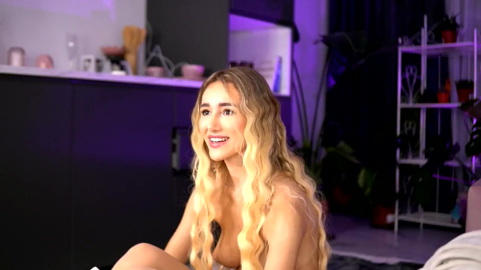 Gallery image thumbnail from EmilyRaymont's myfreecams stream on, 06/16/2025, 22:42 image 19 of 20
