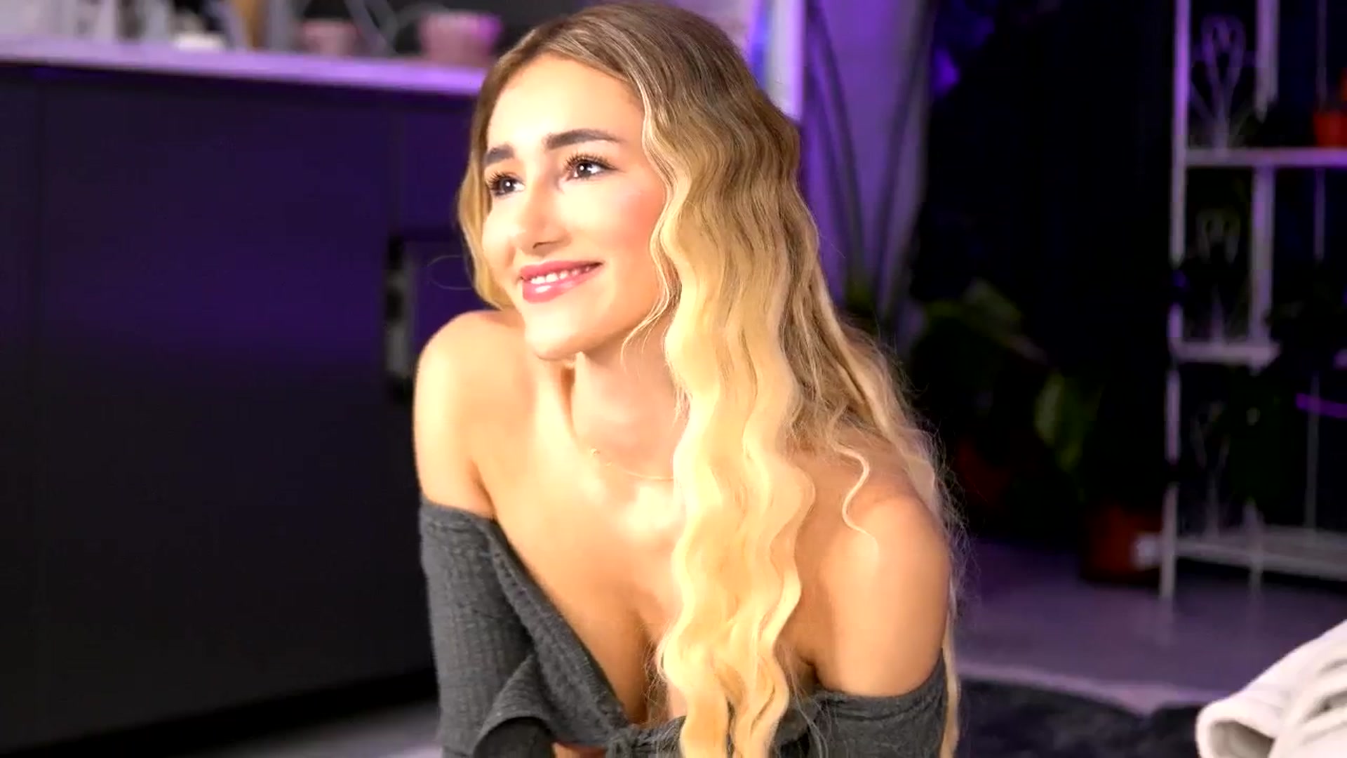 Gallery image thumbnail from EmilyRaymont's myfreecams stream on, 06/16/2025, 22:42 image 8 of 20