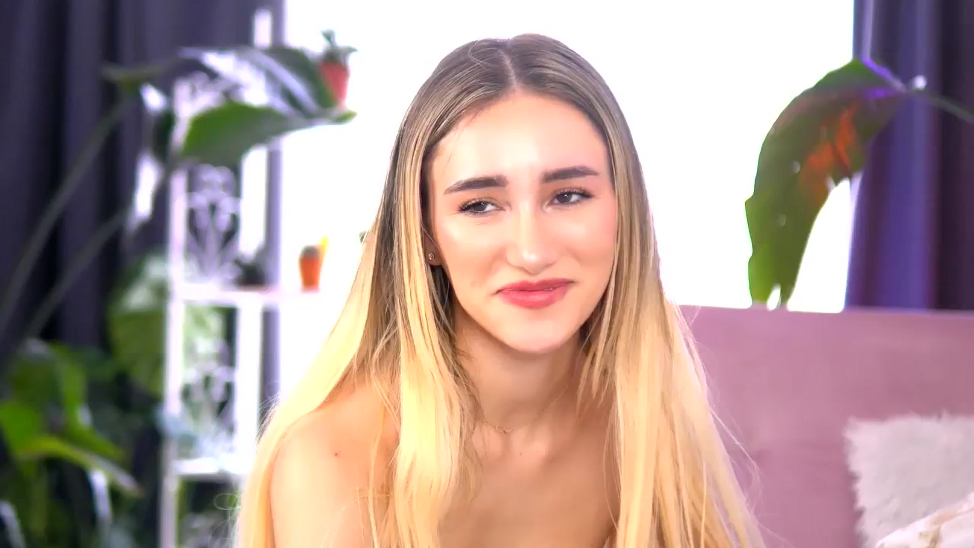 Gallery image thumbnail from EmilyRaymont's myfreecams stream on, 06/24/2025, 04:53 image 17 of 20