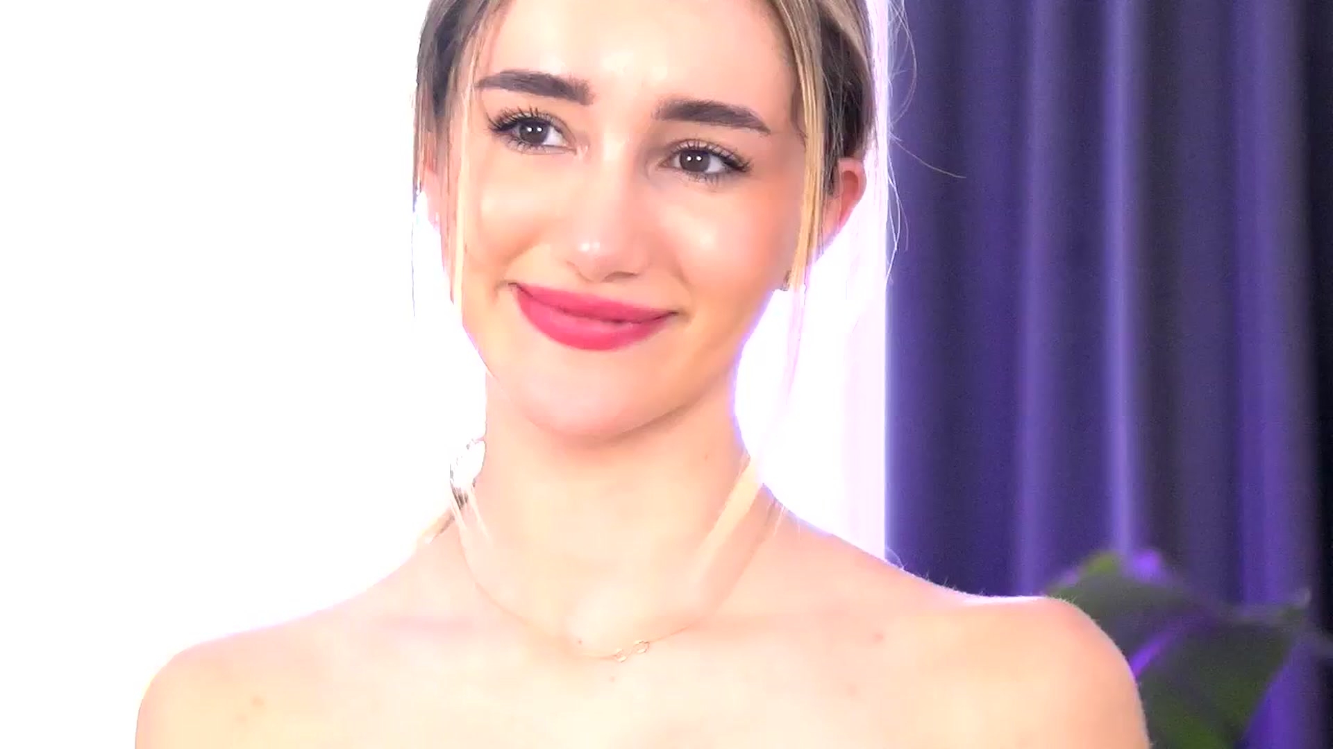 Gallery image thumbnail from EmilyRaymont's myfreecams stream on, 06/26/2025, 04:35 image 15 of 20