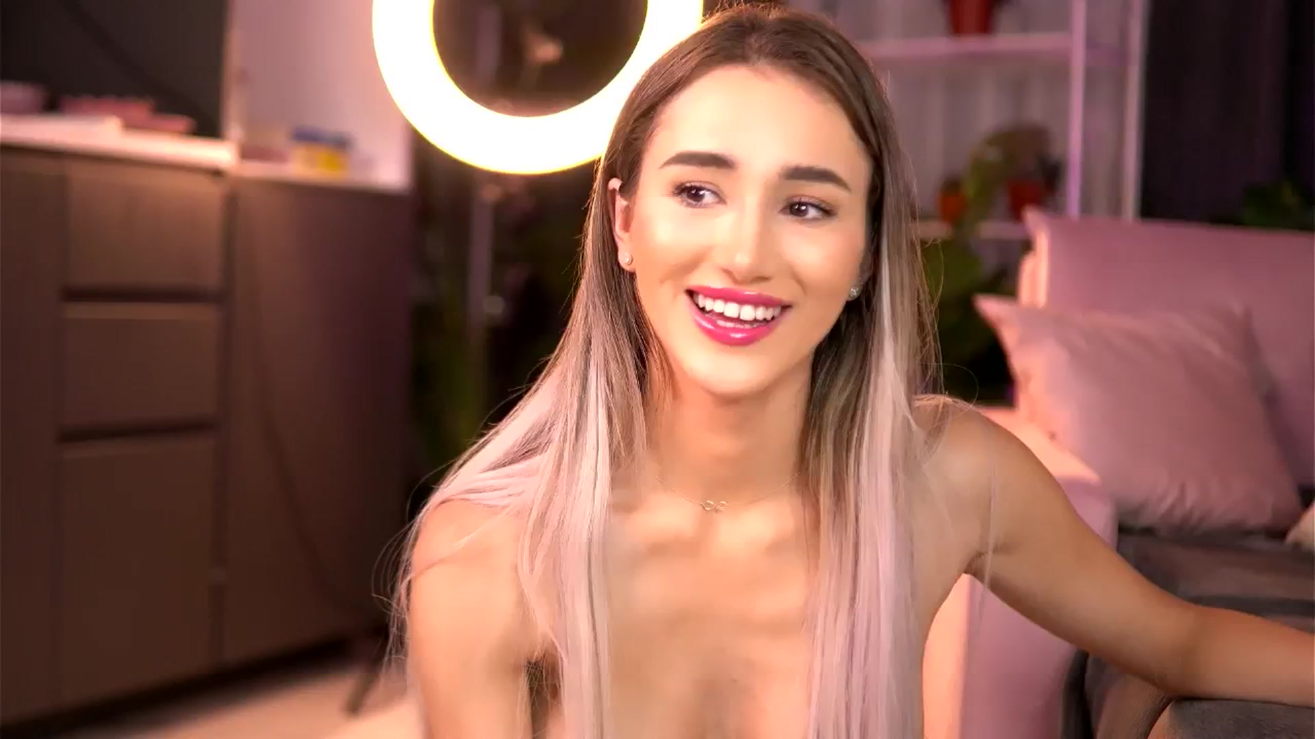 Gallery image thumbnail from EmilyRaymont's myfreecams stream on, 07/30/2025, 23:48 image 13 of 20