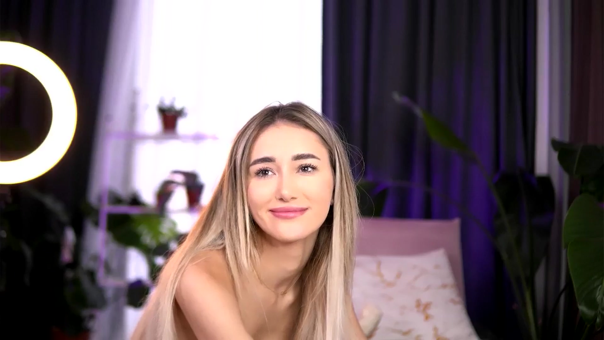 Gallery image thumbnail from EmilyRaymont's myfreecams stream on, 08/05/2025, 03:50 image 3 of 20