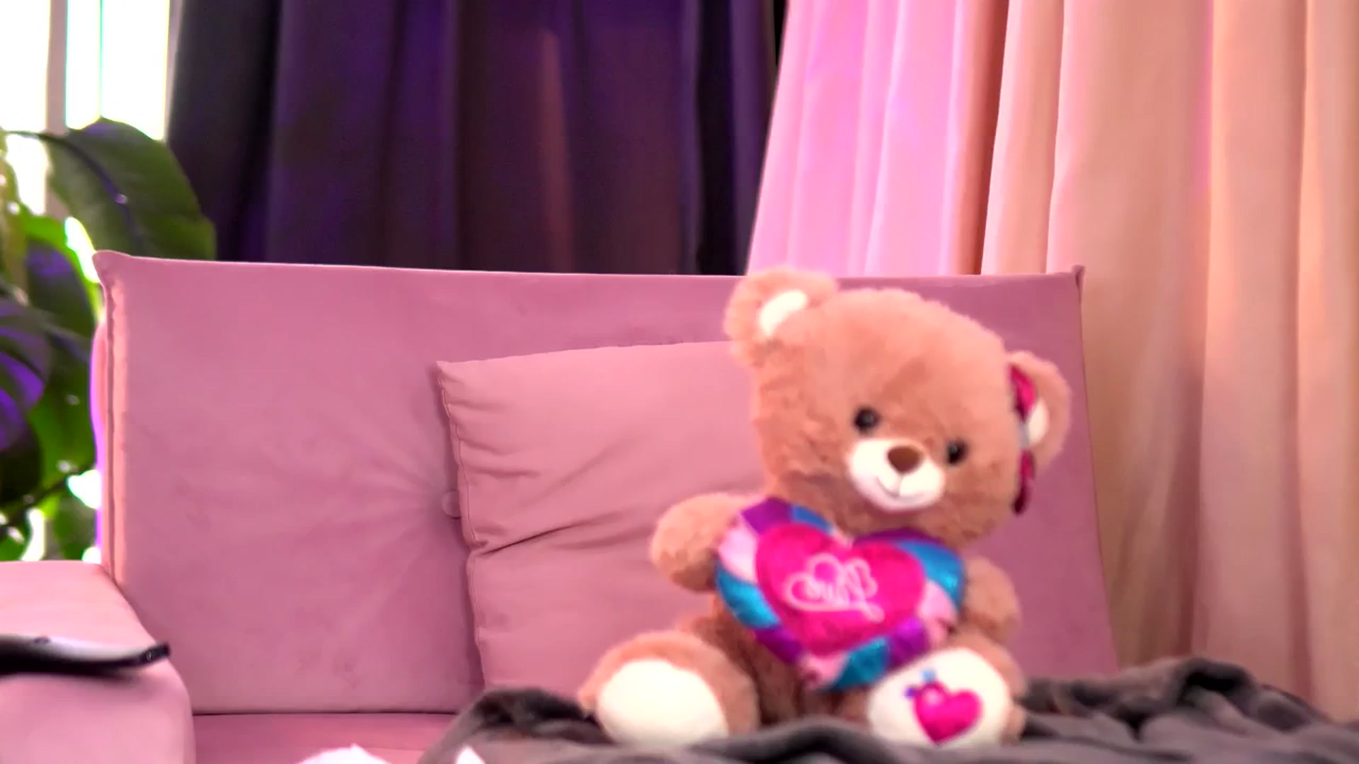 Gallery image thumbnail from EmilyRaymont's myfreecams stream on, 09/04/2025, 07:03 image 1 of 20