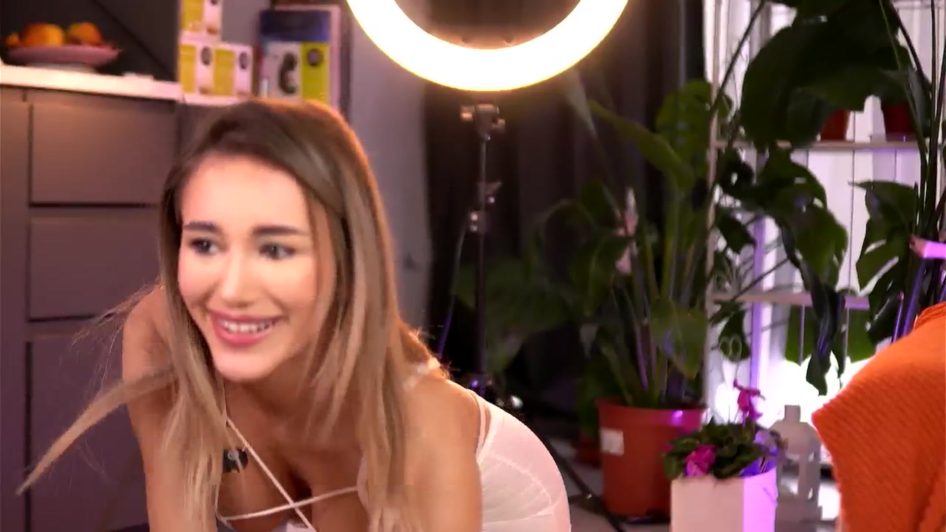 Gallery image thumbnail from EmilyRaymont's myfreecams stream on, 11/21/2025, 06:47 image 11 of 20