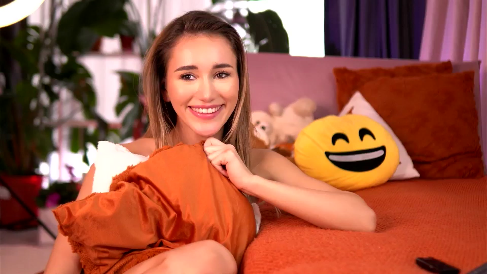Gallery image thumbnail from EmilyRaymont's myfreecams stream on, 11/21/2025, 12:42 image 16 of 20