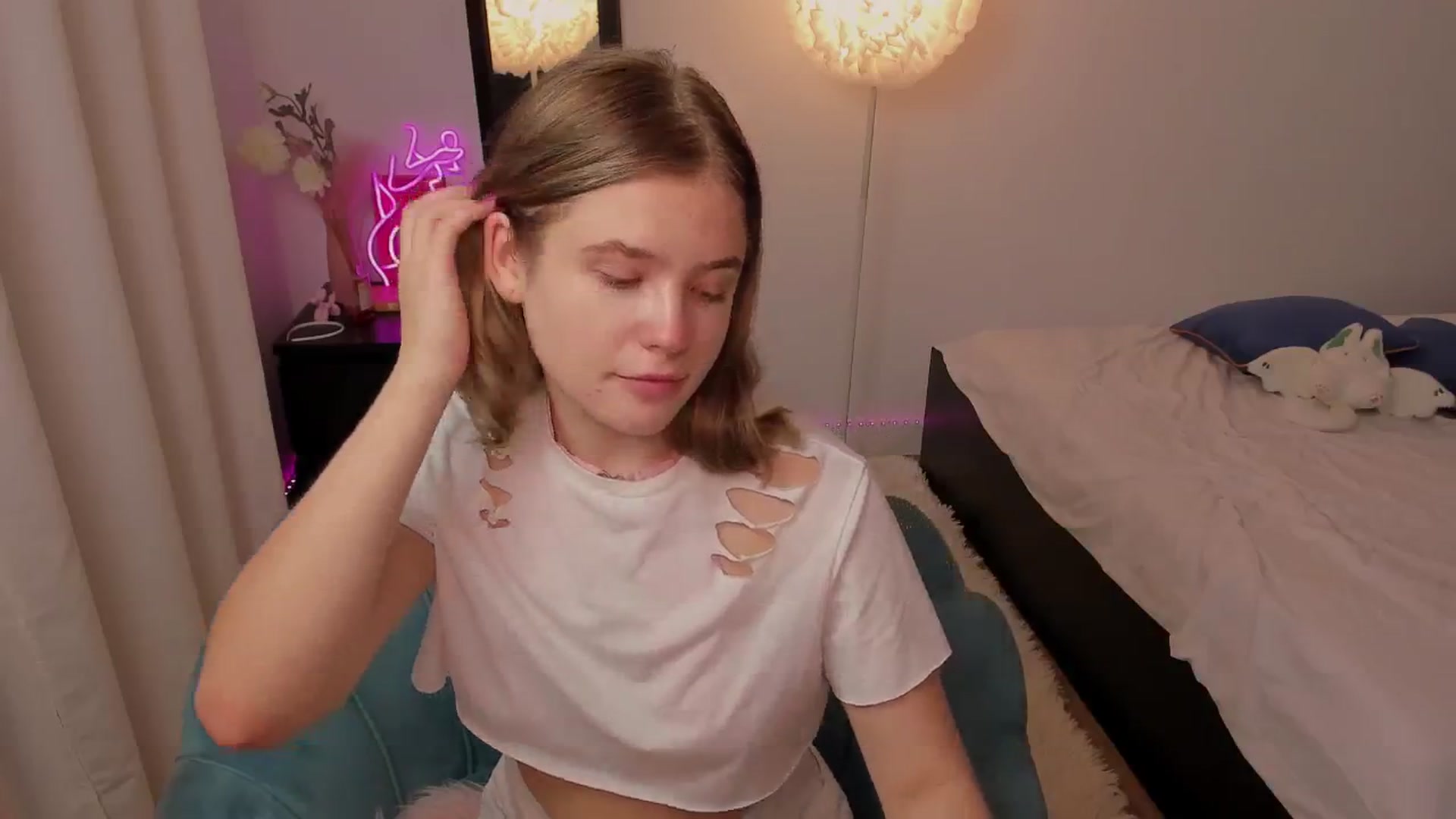 Gallery image thumbnail from EmilyRose1's myfreecams stream on, 05/13/2024, 24:03 image 16 of 20