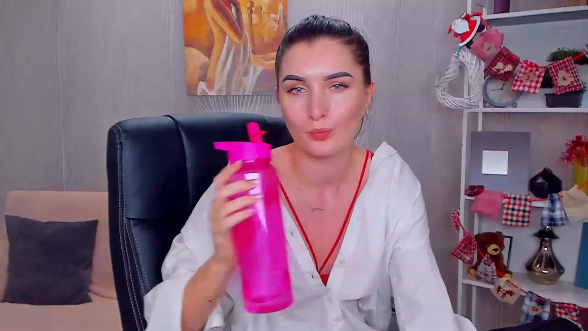 Gallery image thumbnail from EmilyRosier's myfreecams stream on, 12/27/2022, 17:38 image 15 of 20