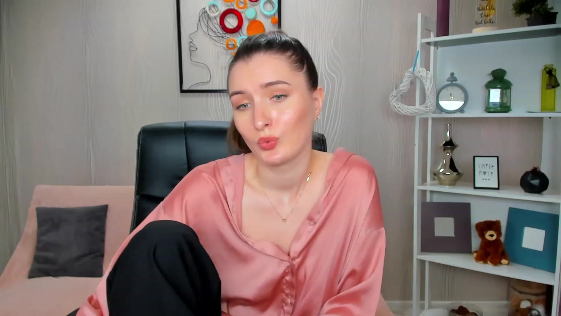 Gallery image thumbnail from EmilyRosier's myfreecams stream on, 02/27/2023, 19:19 image 14 of 20