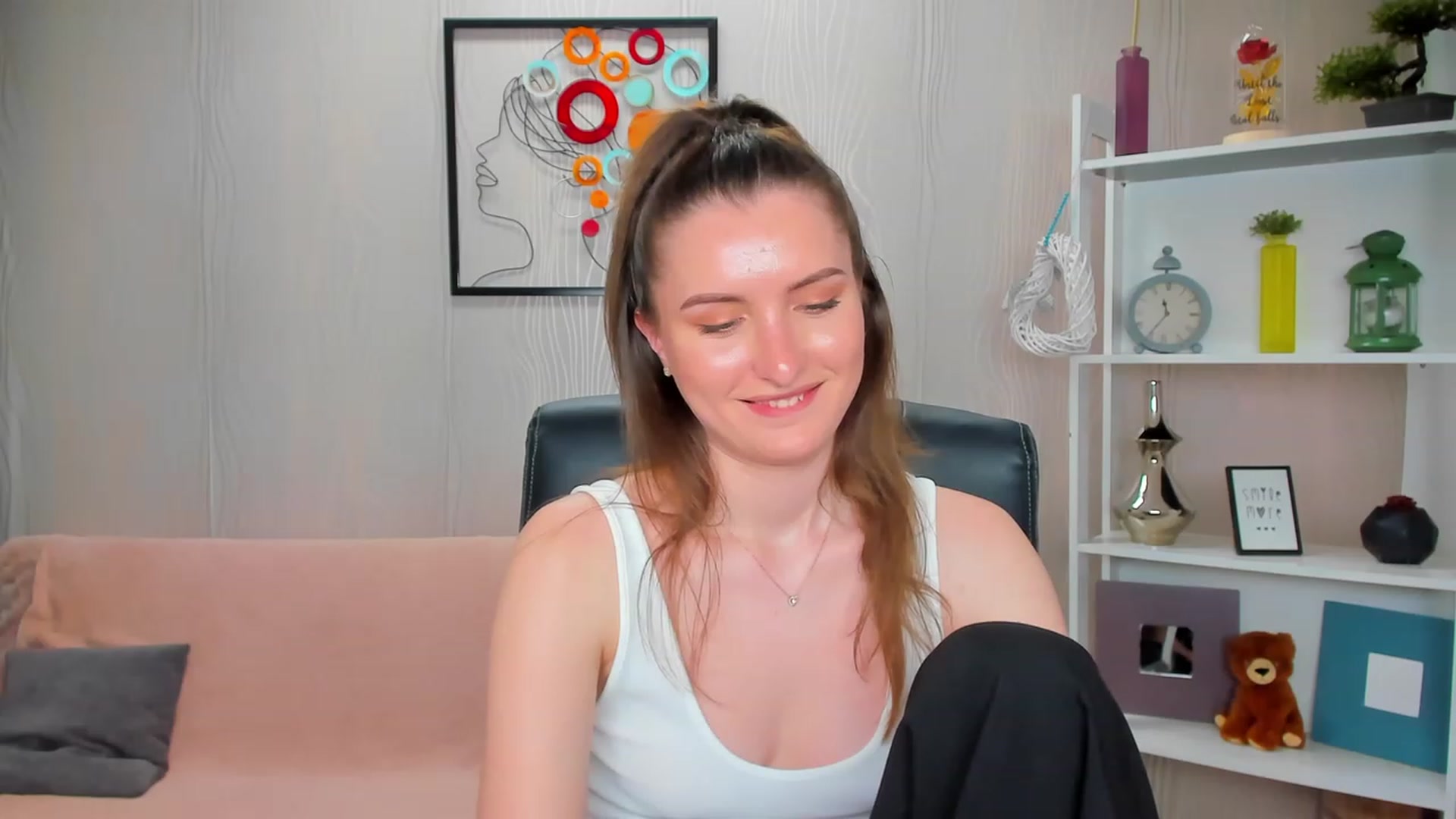 Gallery image thumbnail from EmilyRosier's myfreecams stream on, 04/25/2023, 24:46 image 11 of 20