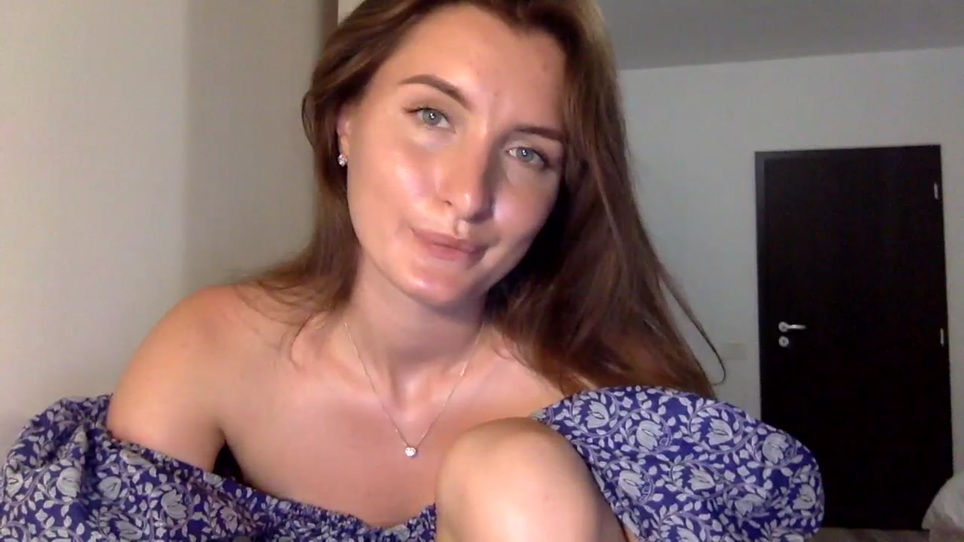 Gallery image thumbnail from EmilyRosier's myfreecams stream on, 08/04/2023, 18:28 image 16 of 20