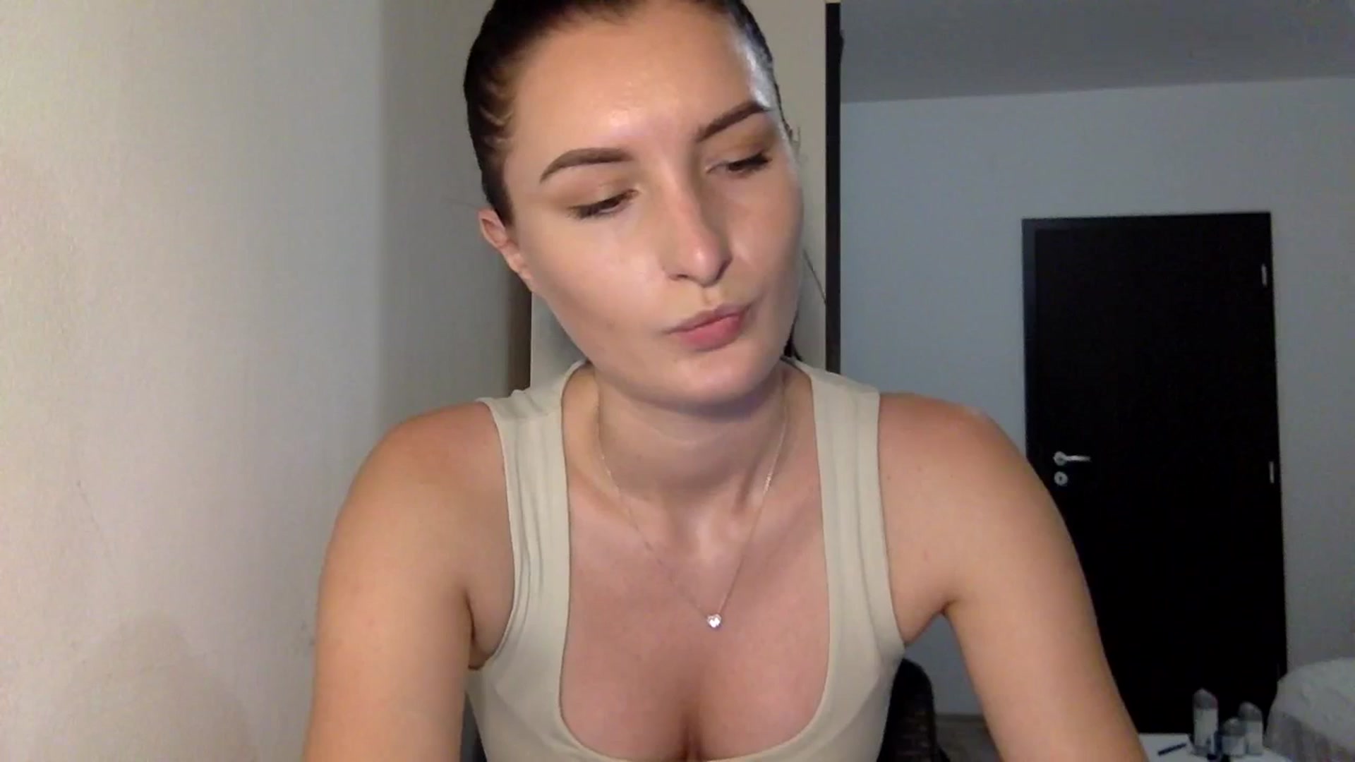 Gallery image thumbnail from EmilyRosier's myfreecams stream on, 09/18/2023, 17:05 image 14 of 20