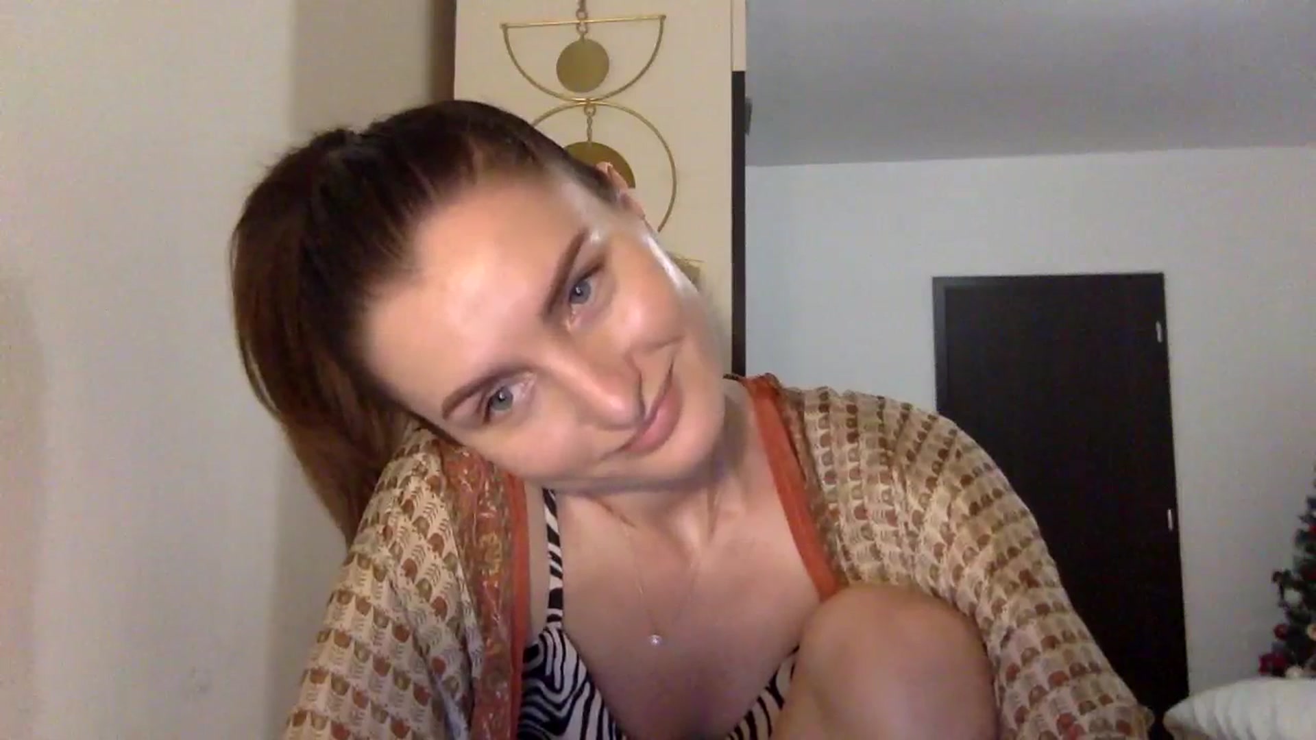 Gallery image thumbnail from EmilyRosier's myfreecams stream on, 12/04/2023, 22:35 image 2 of 20