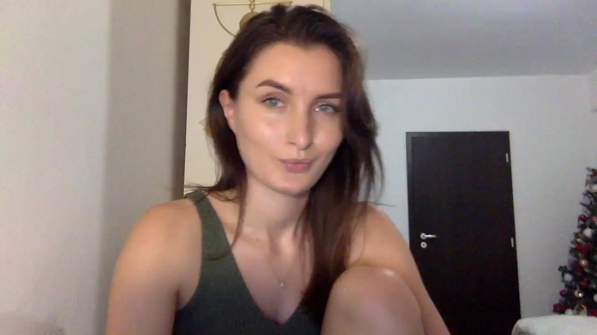Gallery image thumbnail from EmilyRosier's myfreecams stream on, 12/06/2023, 19:38 image 15 of 20