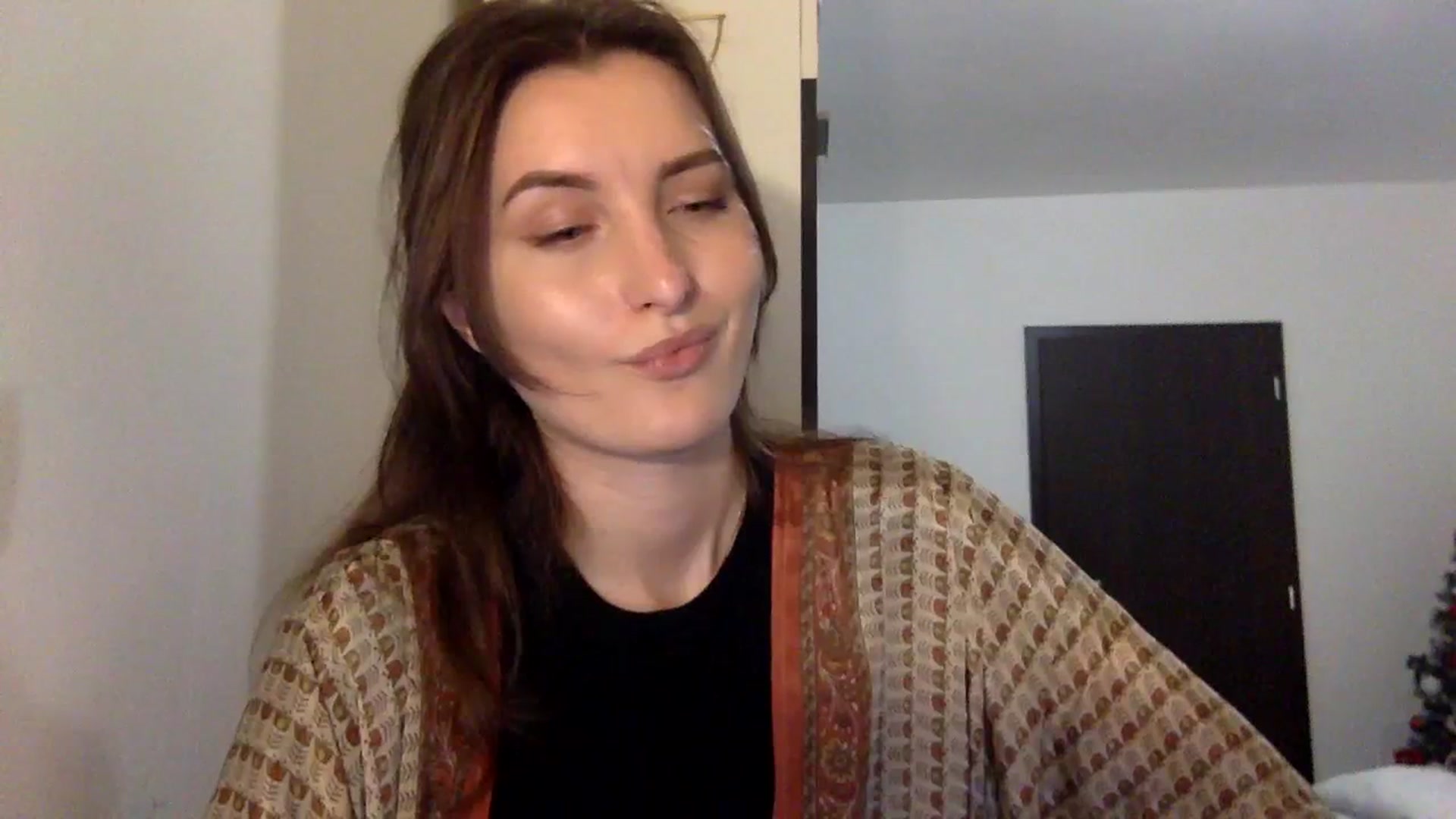 Gallery image thumbnail from EmilyRosier's myfreecams stream on, 12/19/2023, 21:09 image 6 of 20