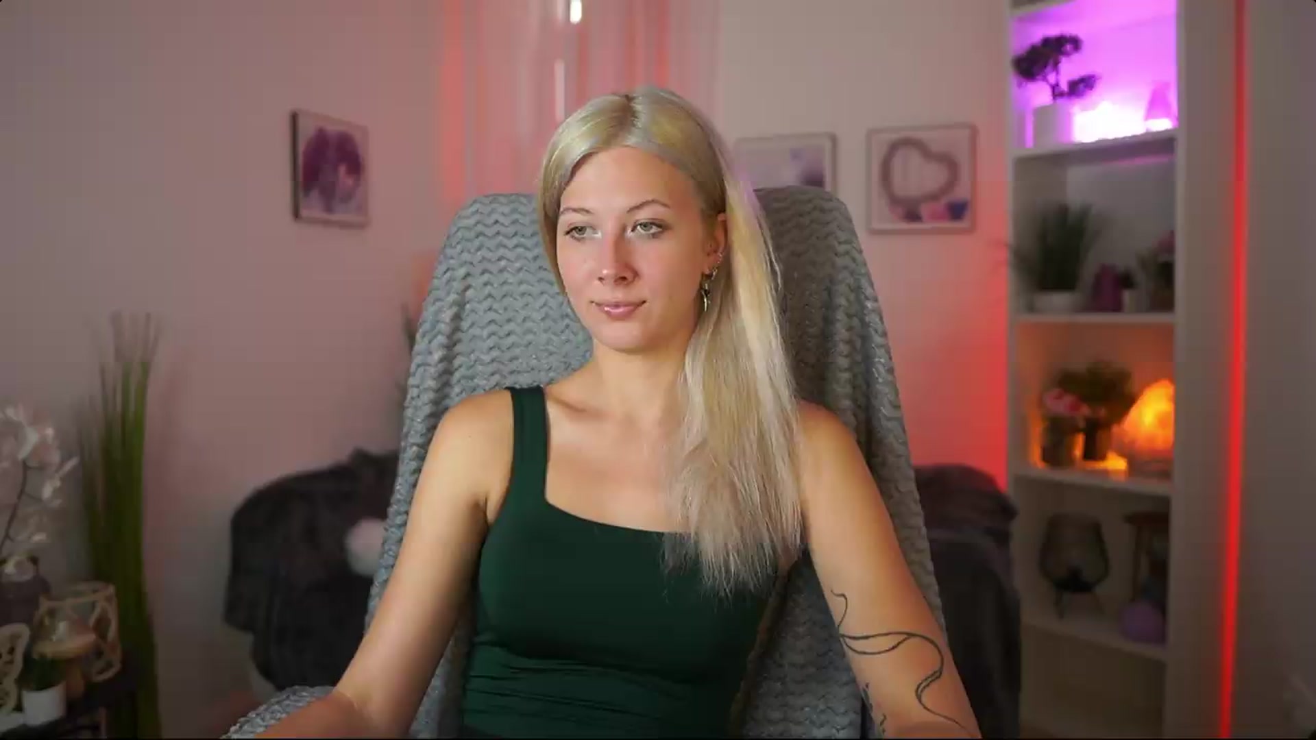 Gallery image thumbnail from EmilySwan's myfreecams stream on, 07/13/2026, 14:31 image 10 of 20