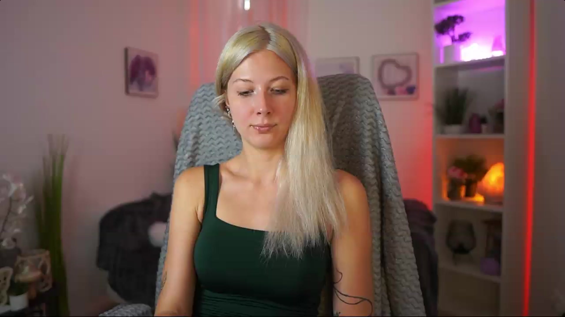 Gallery image thumbnail from EmilySwan's myfreecams stream on, 07/13/2026, 14:31 image 1 of 20