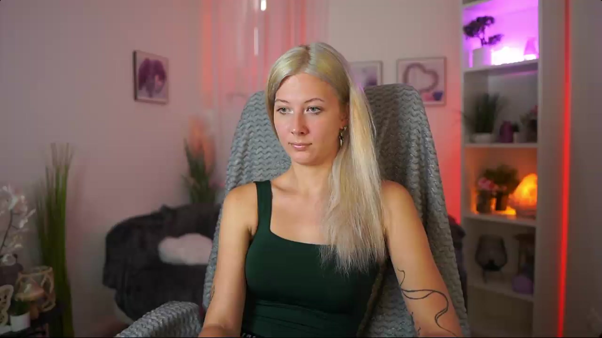 Gallery image thumbnail from EmilySwan's myfreecams stream on, 07/13/2026, 14:31 image 12 of 20