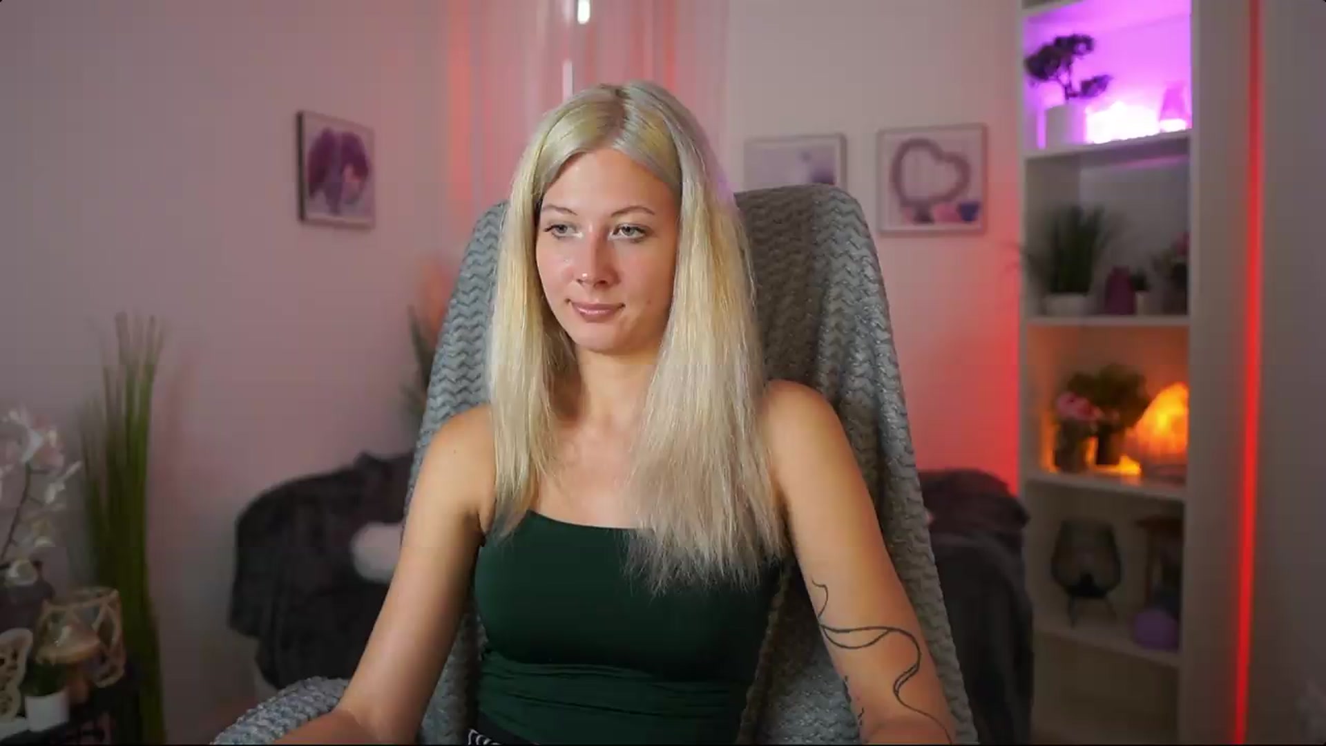 Gallery image thumbnail from EmilySwan's myfreecams stream on, 07/13/2026, 14:31 image 18 of 20