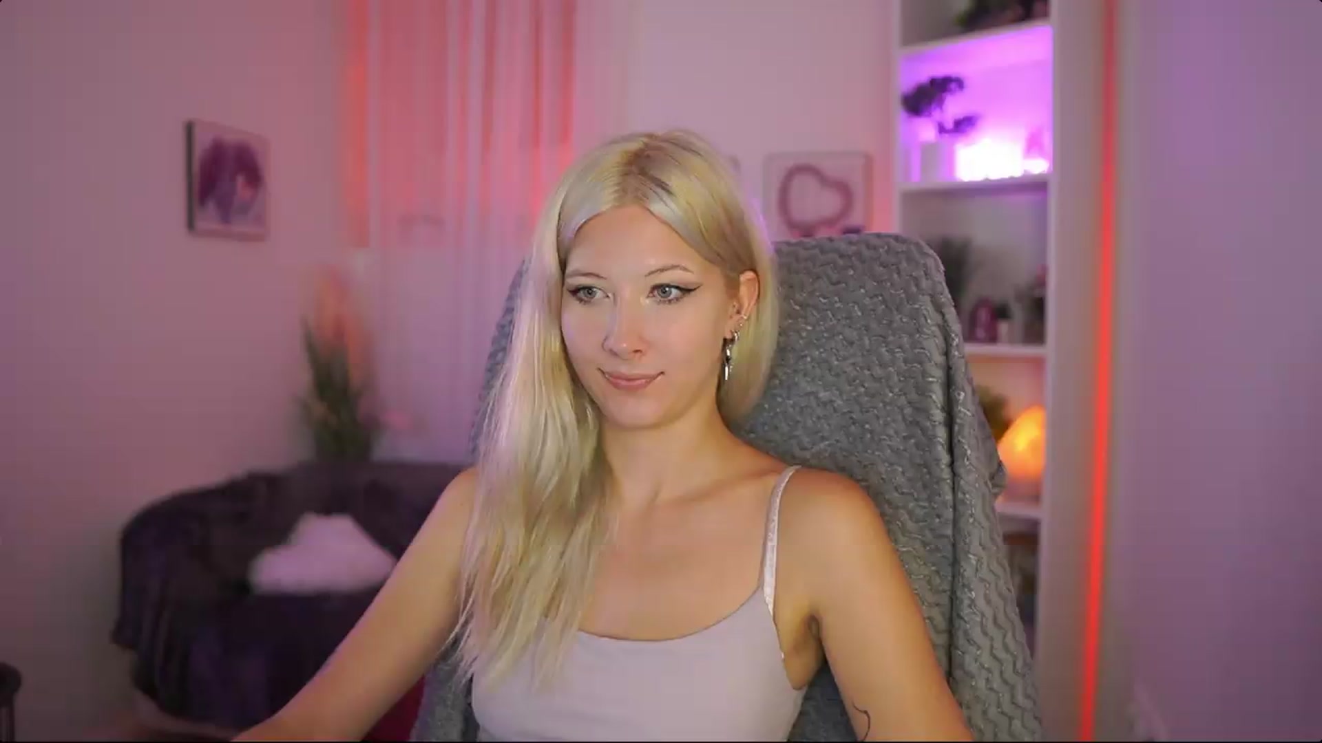 Gallery image thumbnail from EmilySwan's myfreecams stream on, 07/16/2026, 20:11 image 17 of 20