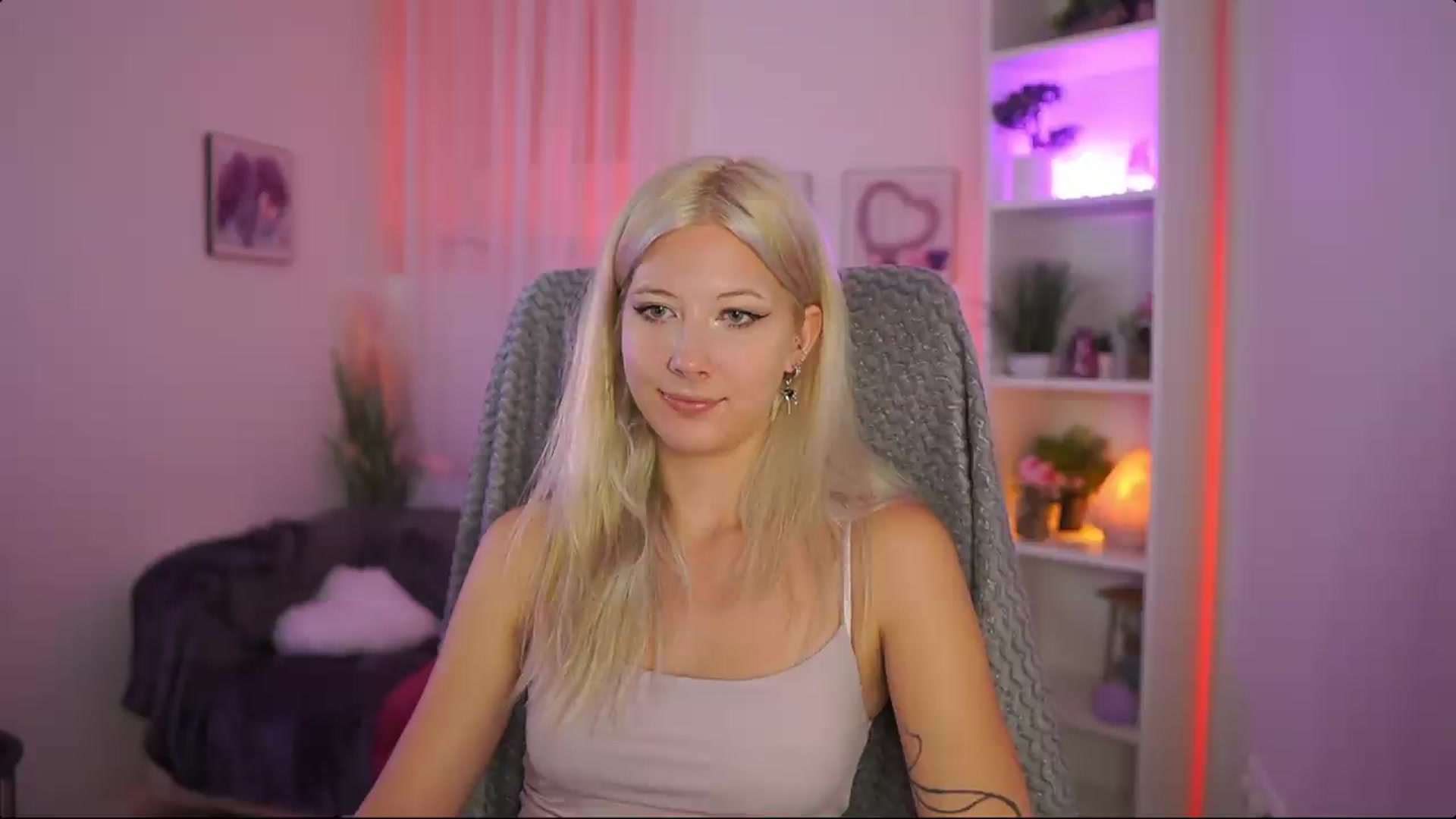 Gallery image thumbnail from EmilySwan's myfreecams stream on, 07/16/2026, 20:11 image 15 of 20