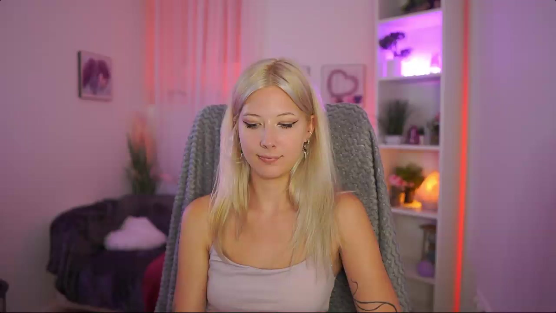 Gallery image thumbnail from EmilySwan's myfreecams stream on, 07/16/2026, 20:11 image 7 of 20