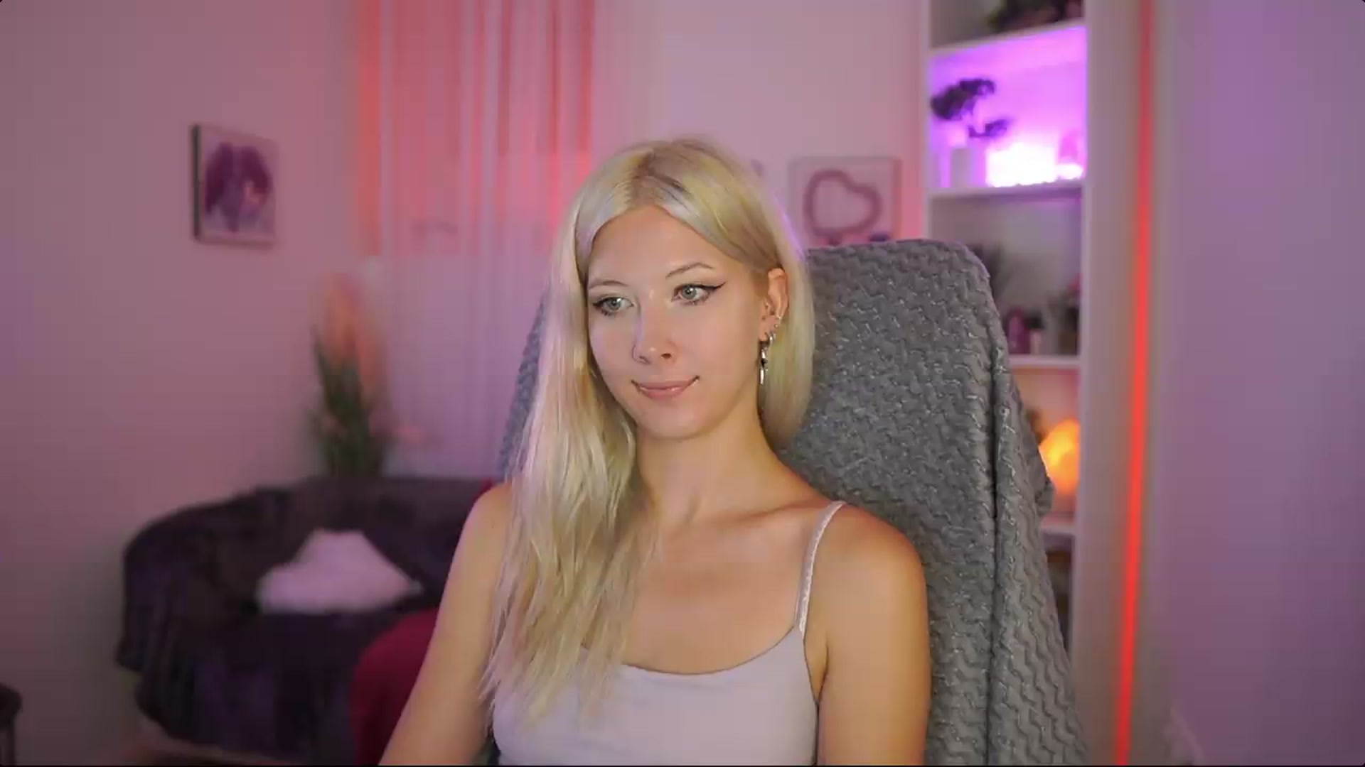 Gallery image thumbnail from EmilySwan's myfreecams stream on, 07/16/2026, 20:11 image 18 of 20