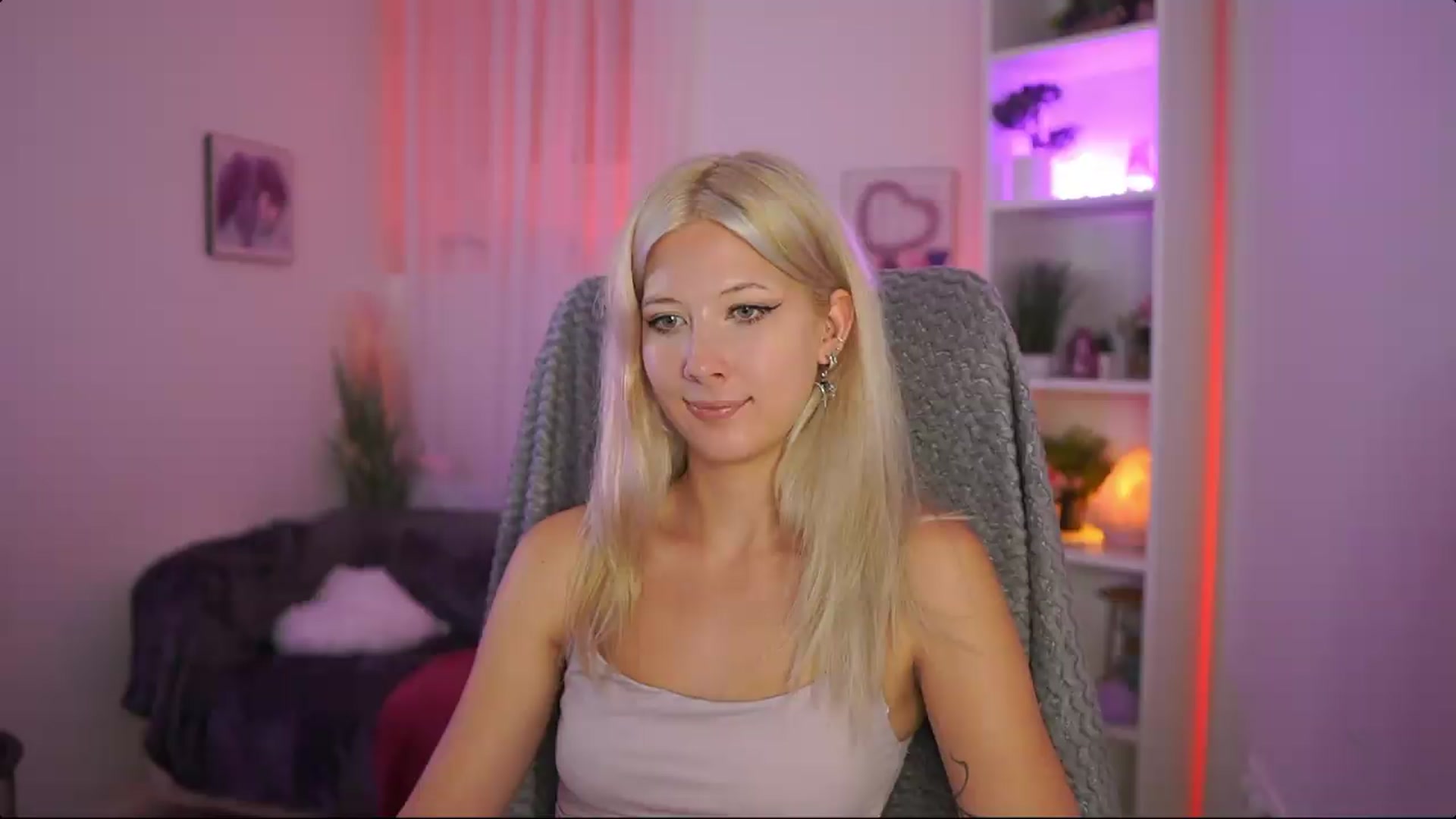 Gallery image thumbnail from EmilySwan's myfreecams stream on, 07/16/2026, 20:11 image 5 of 20