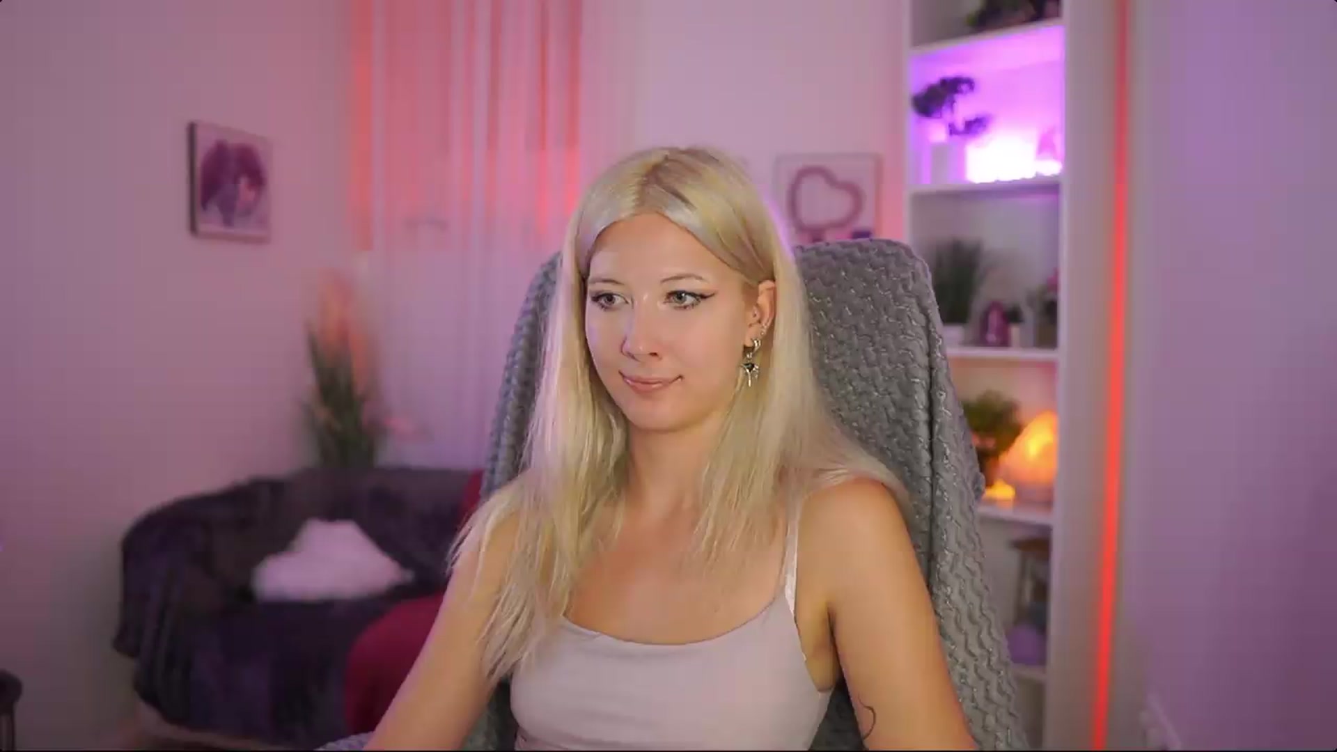 Gallery image thumbnail from EmilySwan's myfreecams stream on, 07/16/2026, 20:11 image 16 of 20