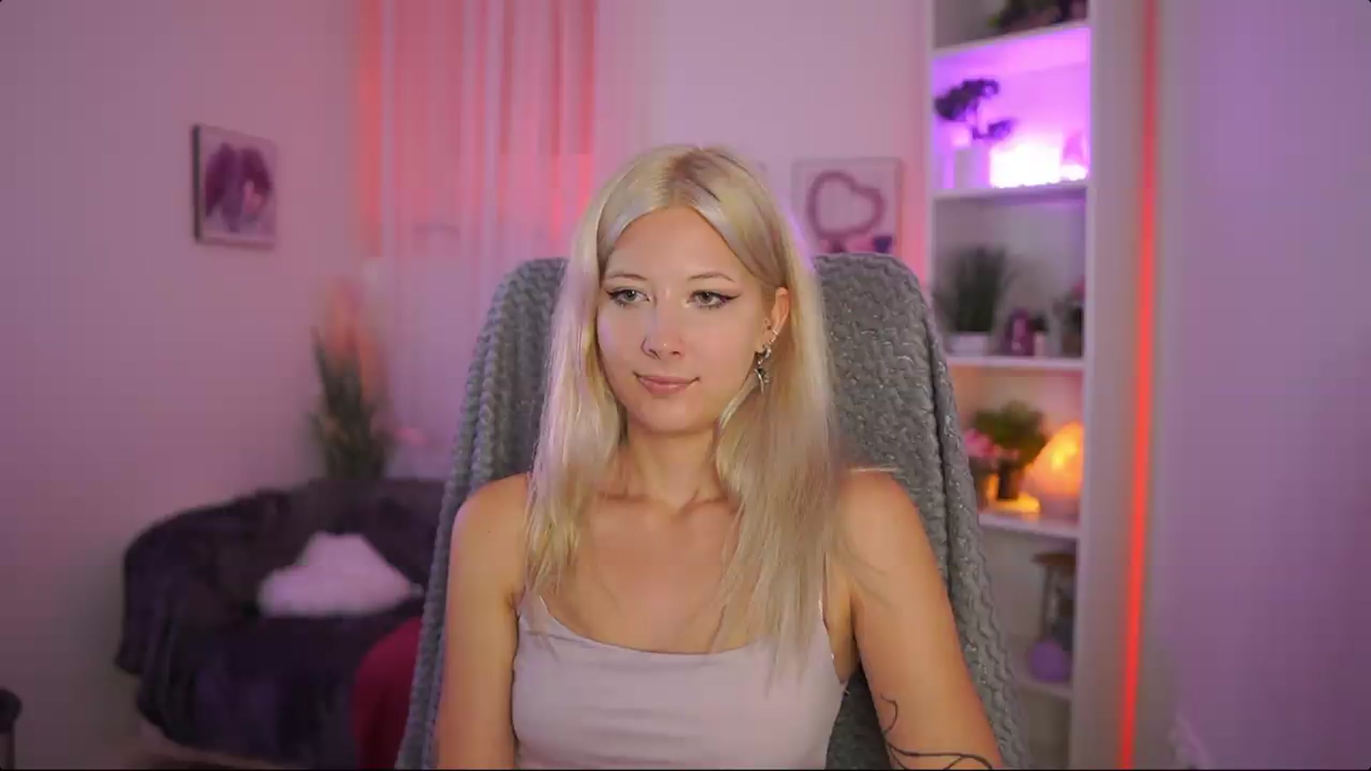 Gallery image thumbnail from EmilySwan's myfreecams stream on, 07/16/2026, 20:11 image 6 of 20