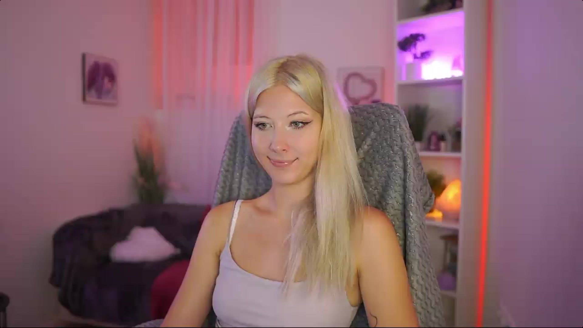 Gallery image thumbnail from EmilySwan's myfreecams stream on, 07/16/2026, 20:11 image 19 of 20