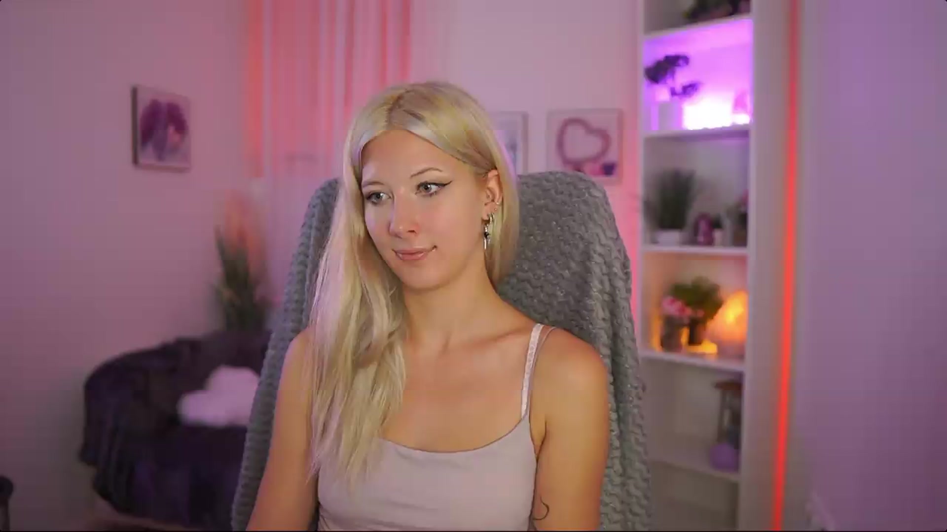 Gallery image thumbnail from EmilySwan's myfreecams stream on, 07/16/2026, 23:29 image 1 of 20