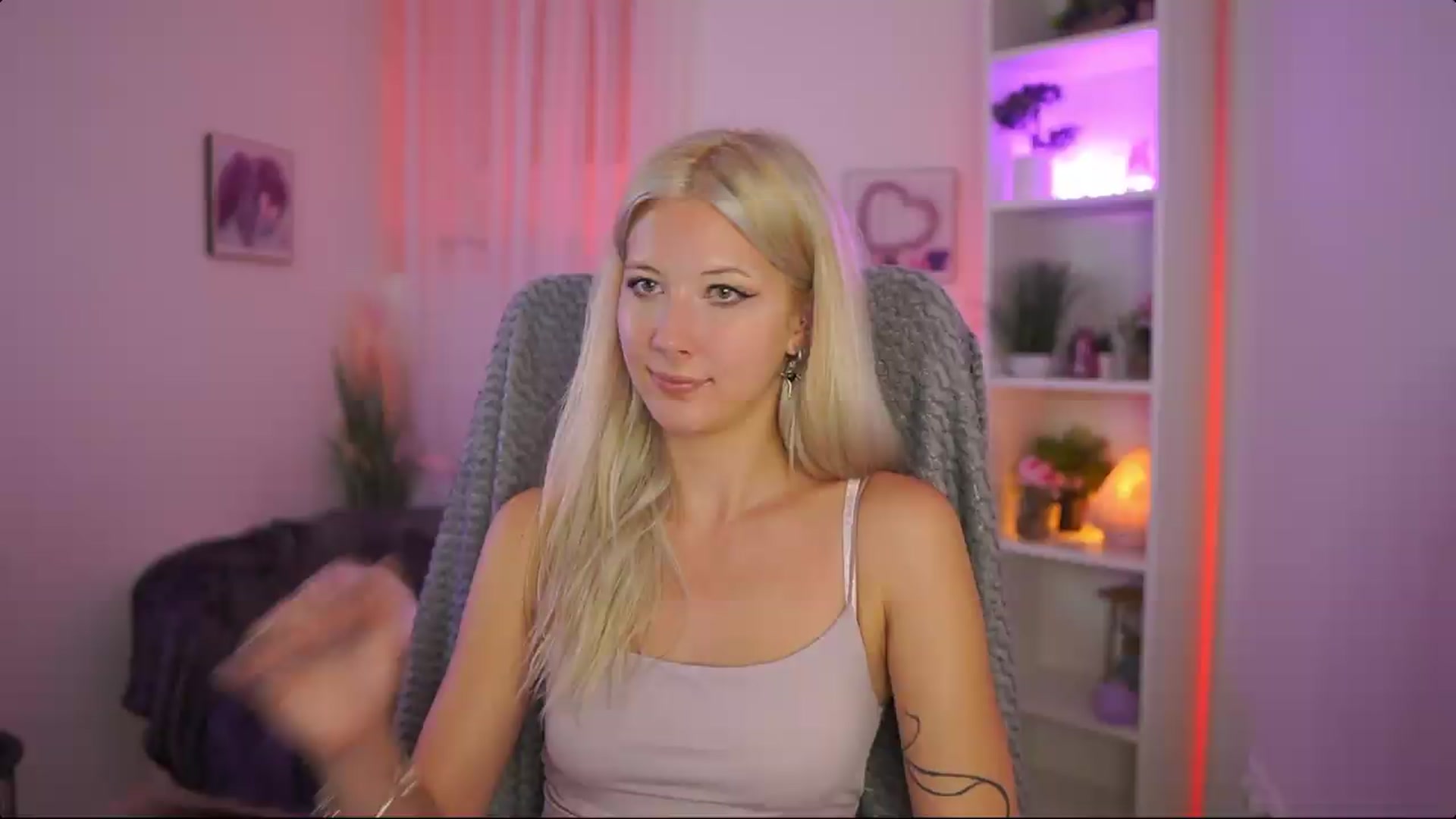 Gallery image thumbnail from EmilySwan's myfreecams stream on, 07/16/2026, 23:29 image 4 of 20