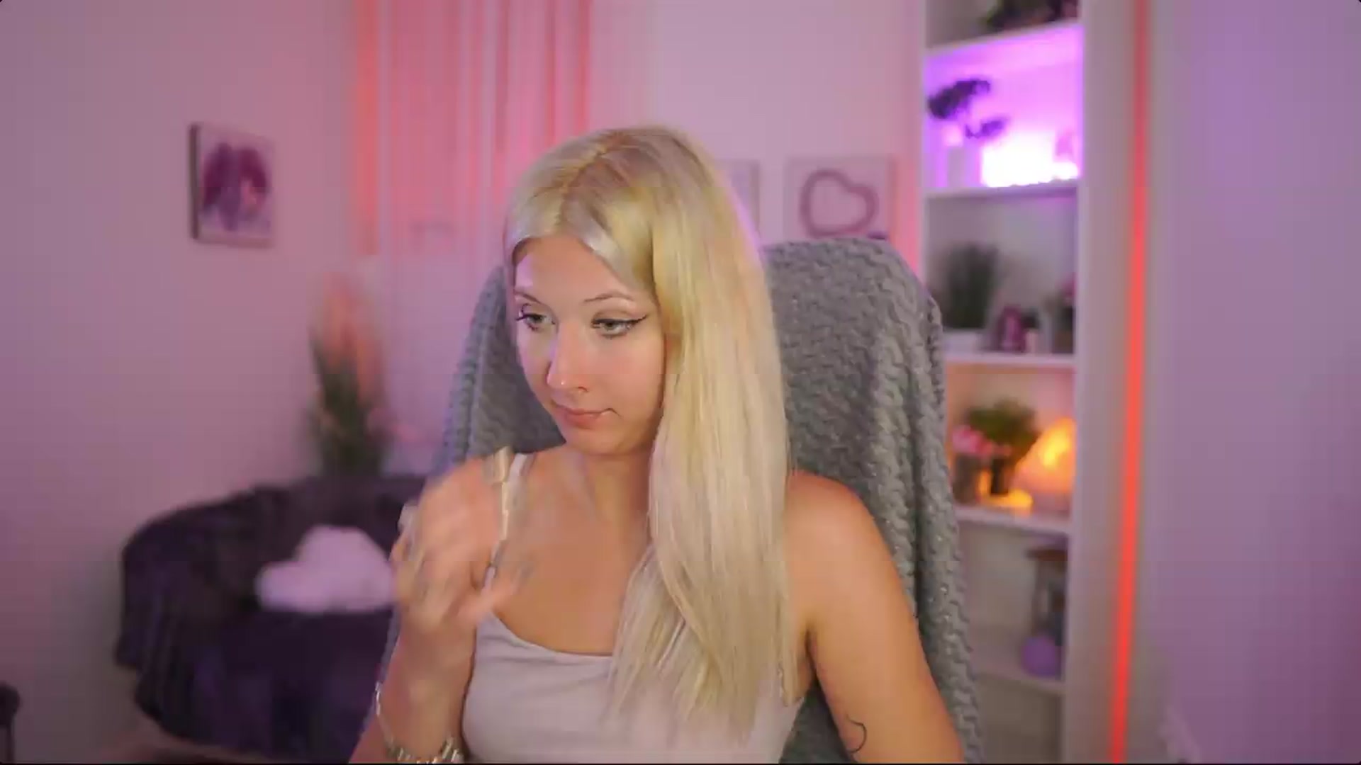 Gallery image thumbnail from EmilySwan's myfreecams stream on, 07/16/2026, 23:29 image 12 of 20