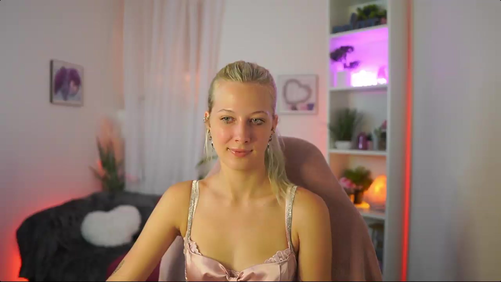 Gallery image thumbnail from EmilySwan's myfreecams stream on, 08/01/2026, 19:21 image 10 of 20