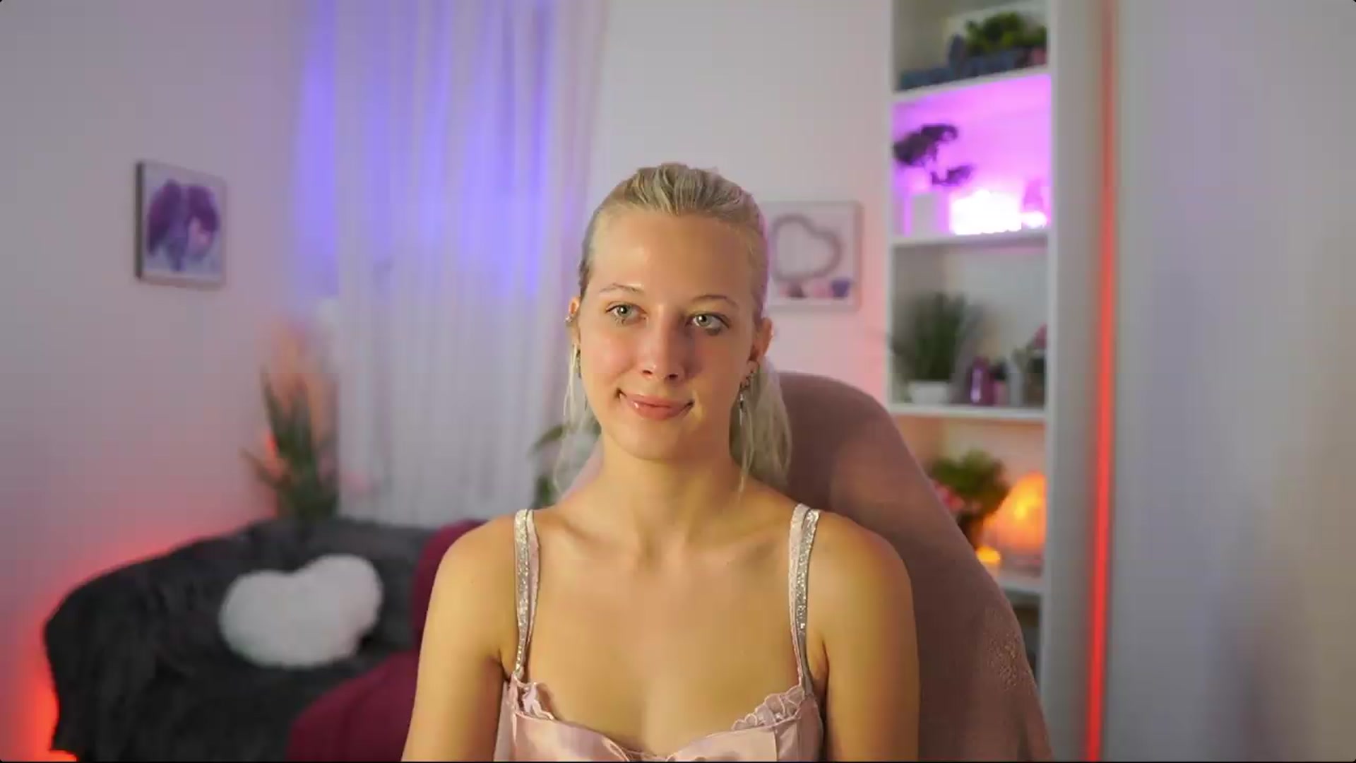Gallery image thumbnail from EmilySwan's myfreecams stream on, 08/01/2026, 19:21 image 12 of 20