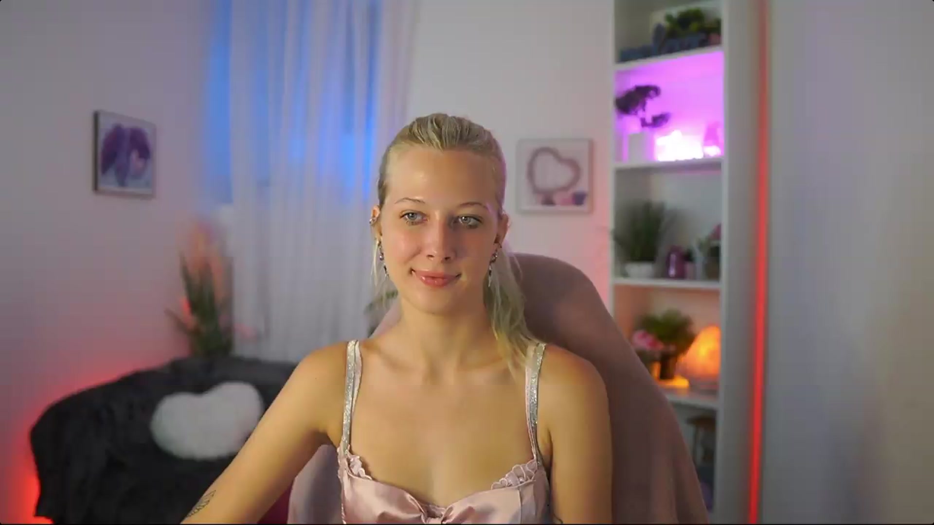 Gallery image thumbnail from EmilySwan's myfreecams stream on, 08/01/2026, 19:21 image 9 of 20