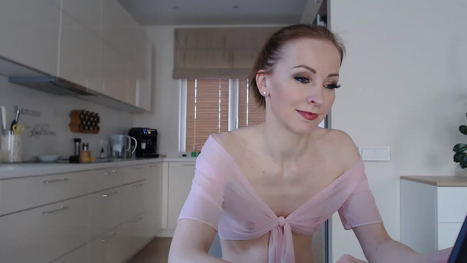 Gallery image thumbnail from EmilyTease's myfreecams stream on, 12/02/2022, 12:48 image 12 of 20