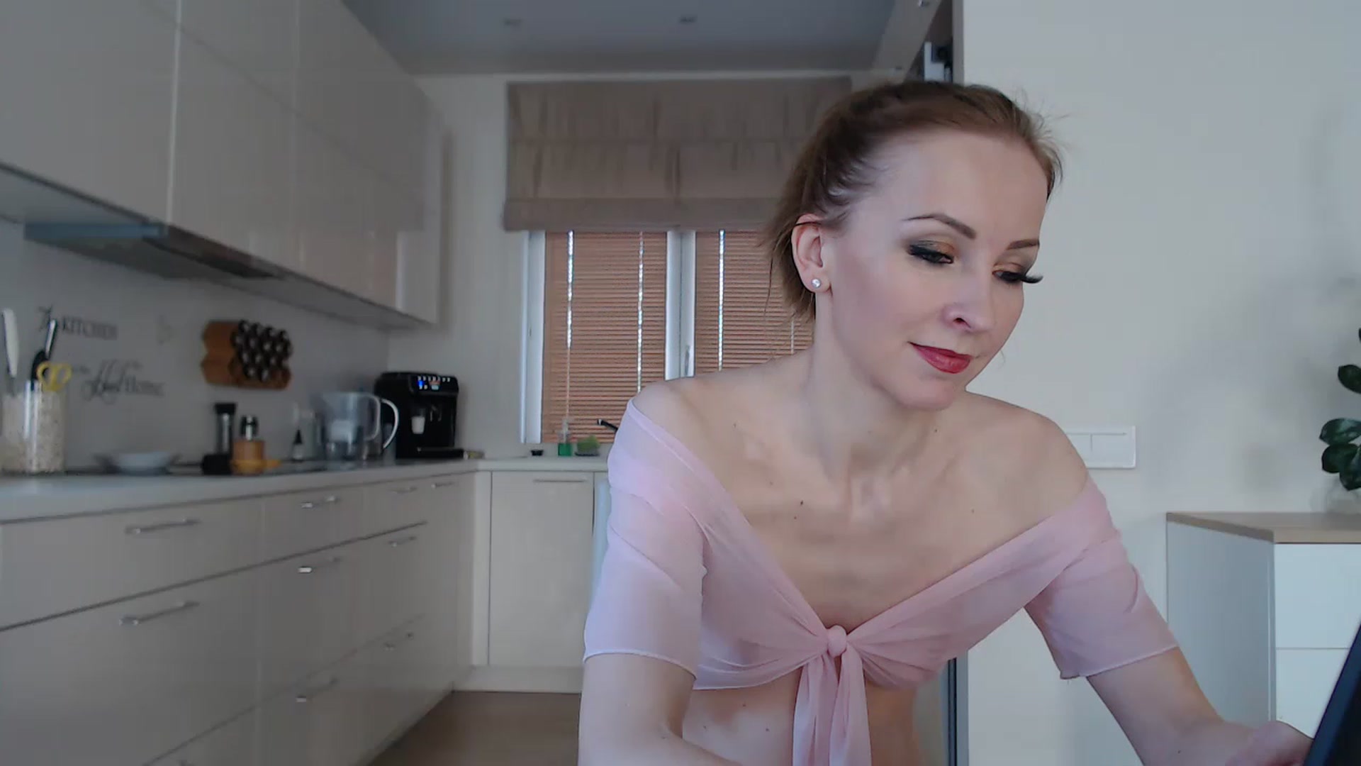 Gallery image thumbnail from EmilyTease's myfreecams stream on, 12/02/2022, 12:48 image 10 of 20