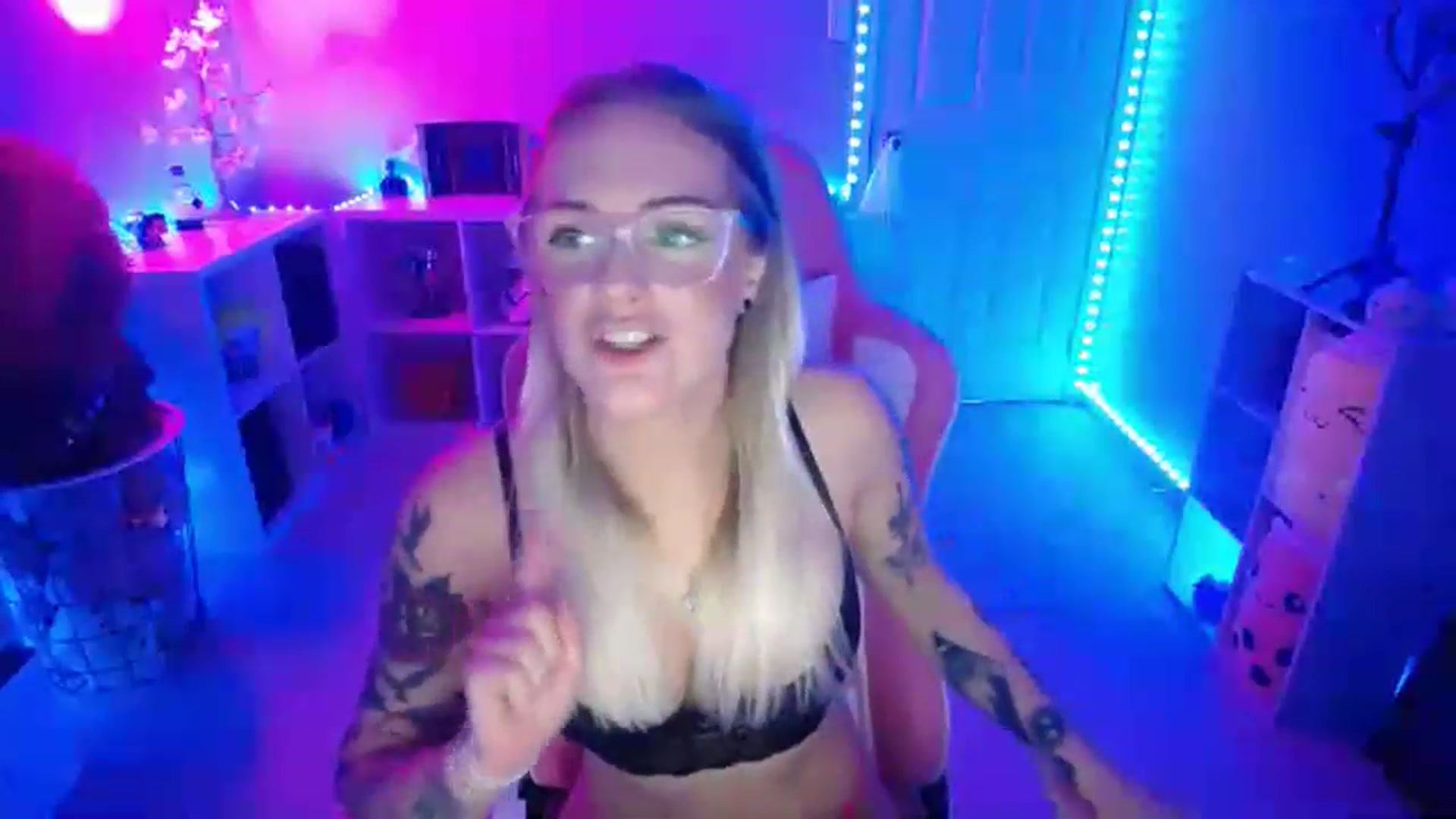 Gallery image thumbnail from EmilyTokes's myfreecams stream on, 12/03/2022, 04:13 image 16 of 20