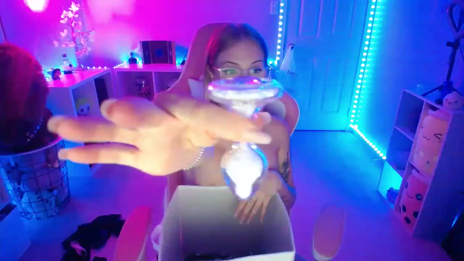 Gallery image thumbnail from EmilyTokes's myfreecams stream on, 12/03/2022, 05:56 image 16 of 20