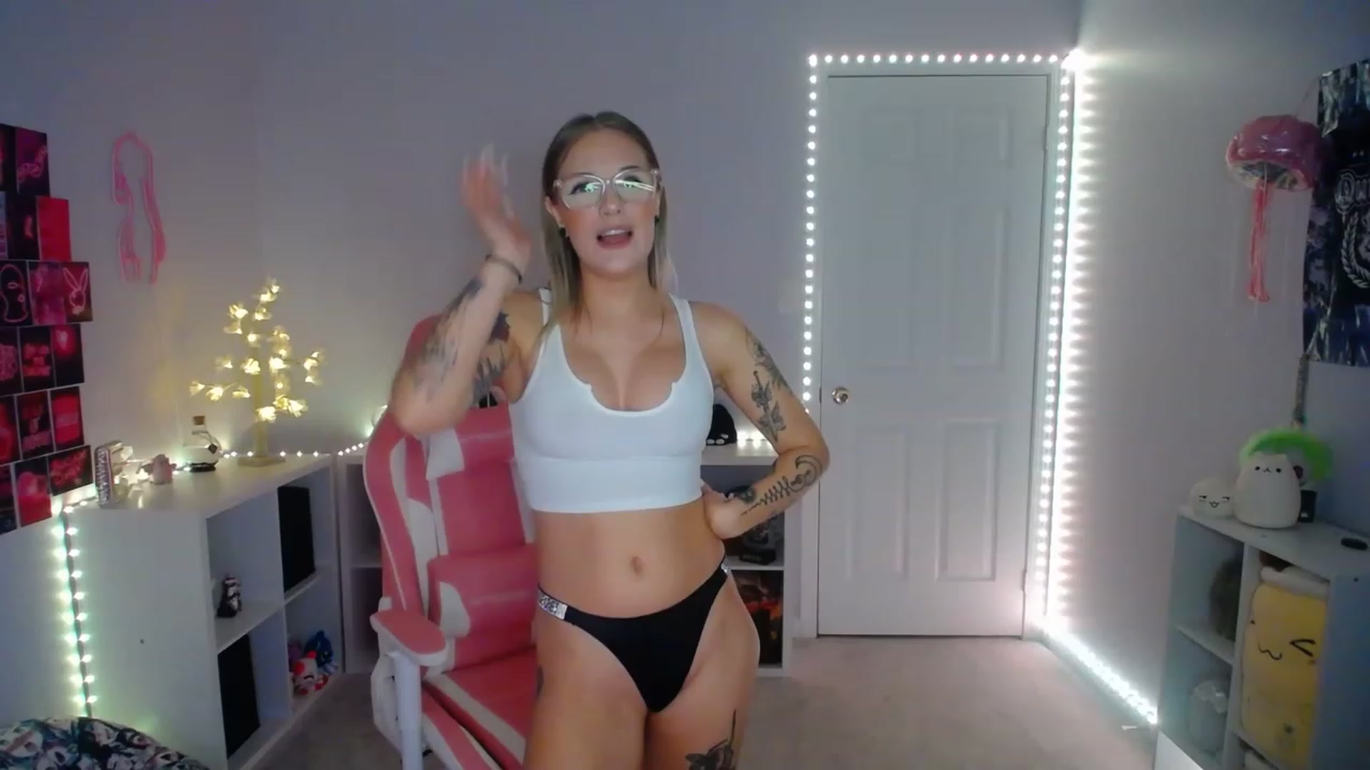 Gallery image thumbnail from EmilyTokes's myfreecams stream on, 02/01/2023, 03:00 image 19 of 20