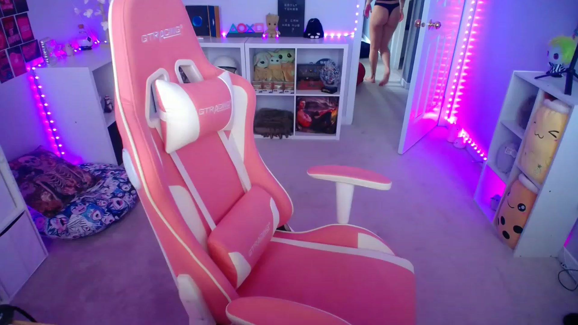 Gallery image thumbnail from EmilyTokes's myfreecams stream on, 03/01/2023, 19:59 image 20 of 20