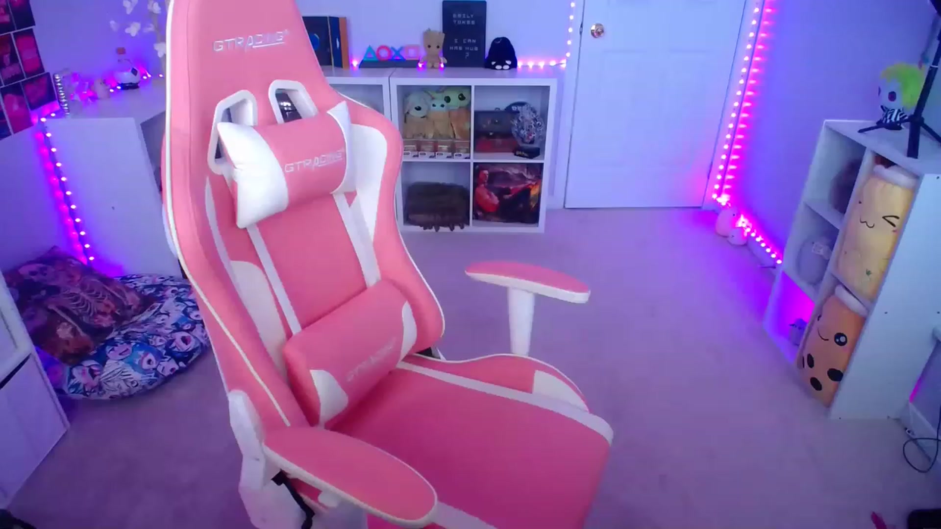 Gallery image thumbnail from EmilyTokes's myfreecams stream on, 03/01/2023, 19:59 image 7 of 20
