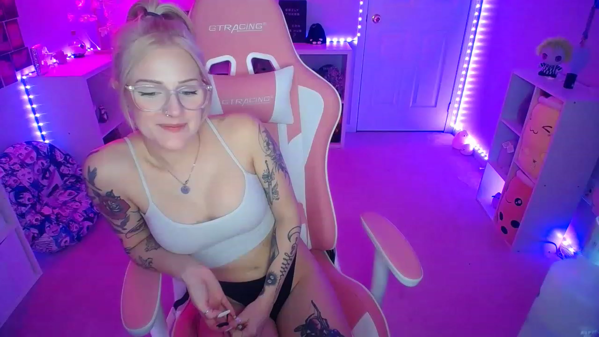 Gallery image thumbnail from EmilyTokes's myfreecams stream on, 03/13/2023, 02:55 image 13 of 20
