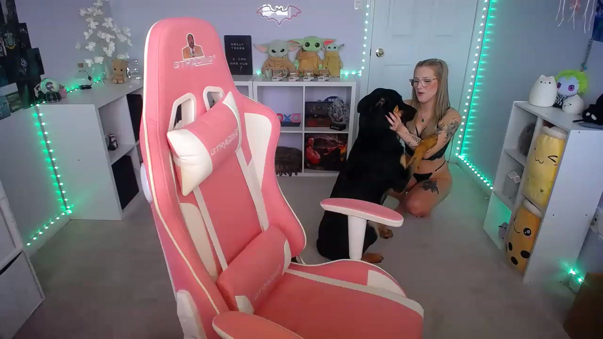 Gallery image thumbnail from EmilyTokes's myfreecams stream on, 04/03/2023, 17:46 image 12 of 20