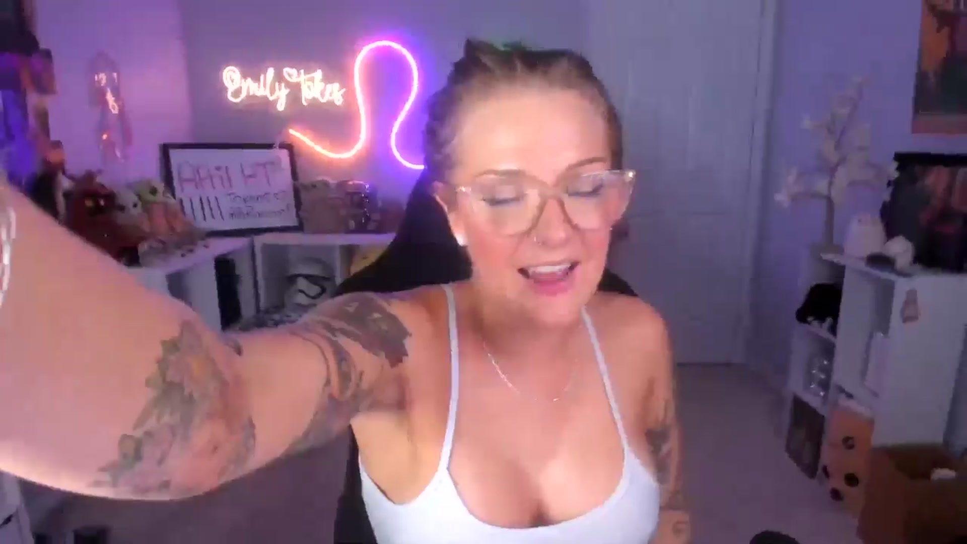 Gallery image thumbnail from EmilyTokes's myfreecams stream on, 05/16/2024, 03:34 image 12 of 20