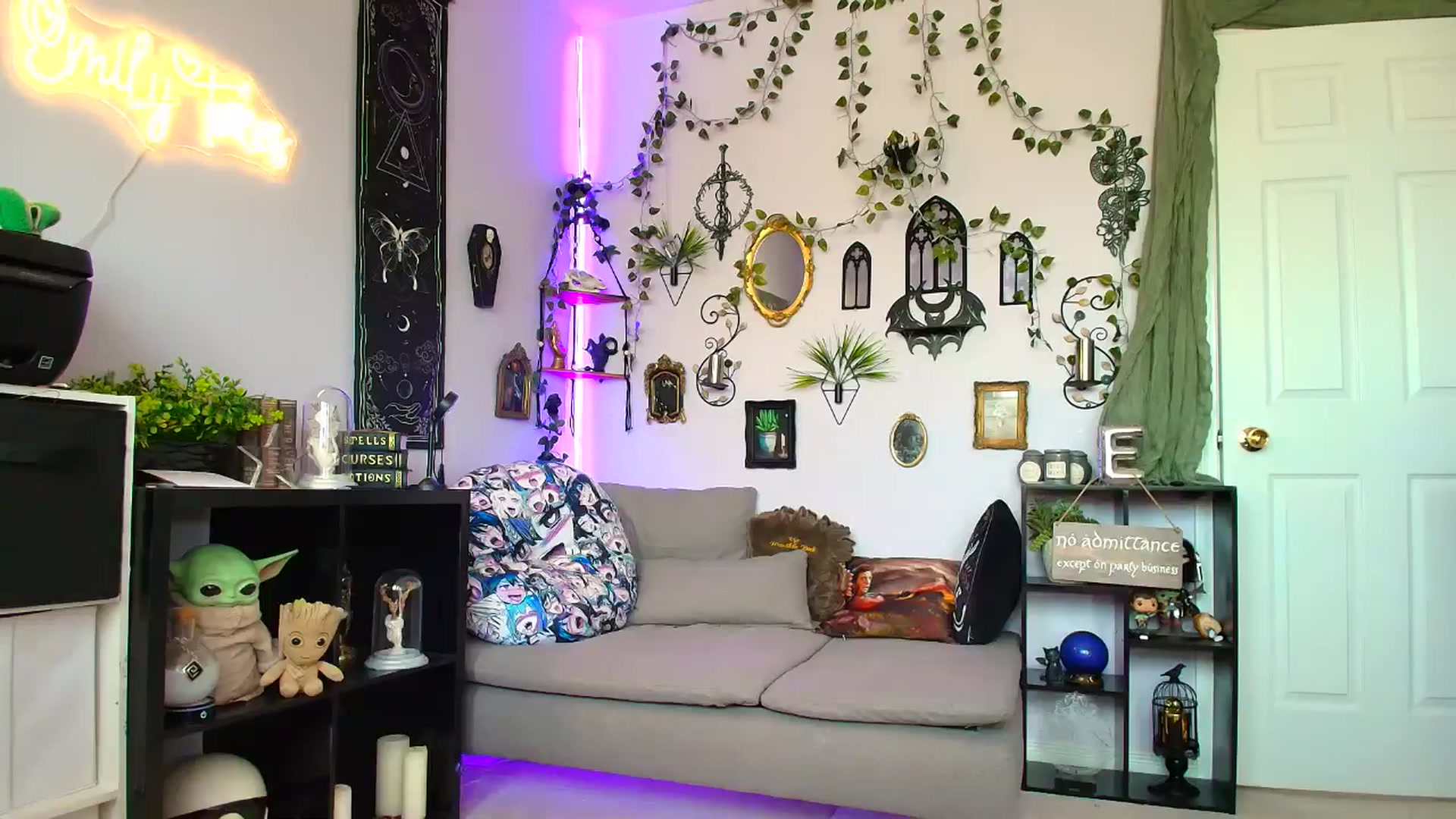 Gallery image thumbnail from EmilyTokes's myfreecams stream on, 05/15/2025, 20:09 image 18 of 20
